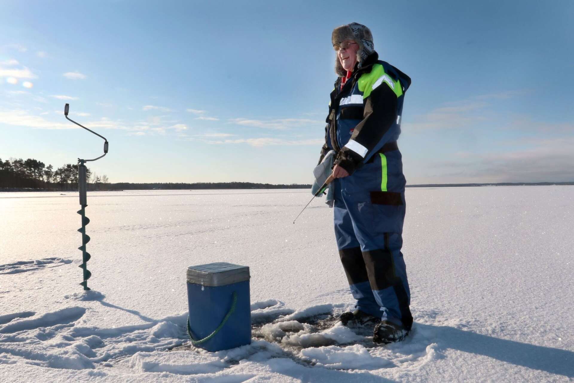 Jerker Ljung testar fiskelyckan på Mariestadsfjärden.