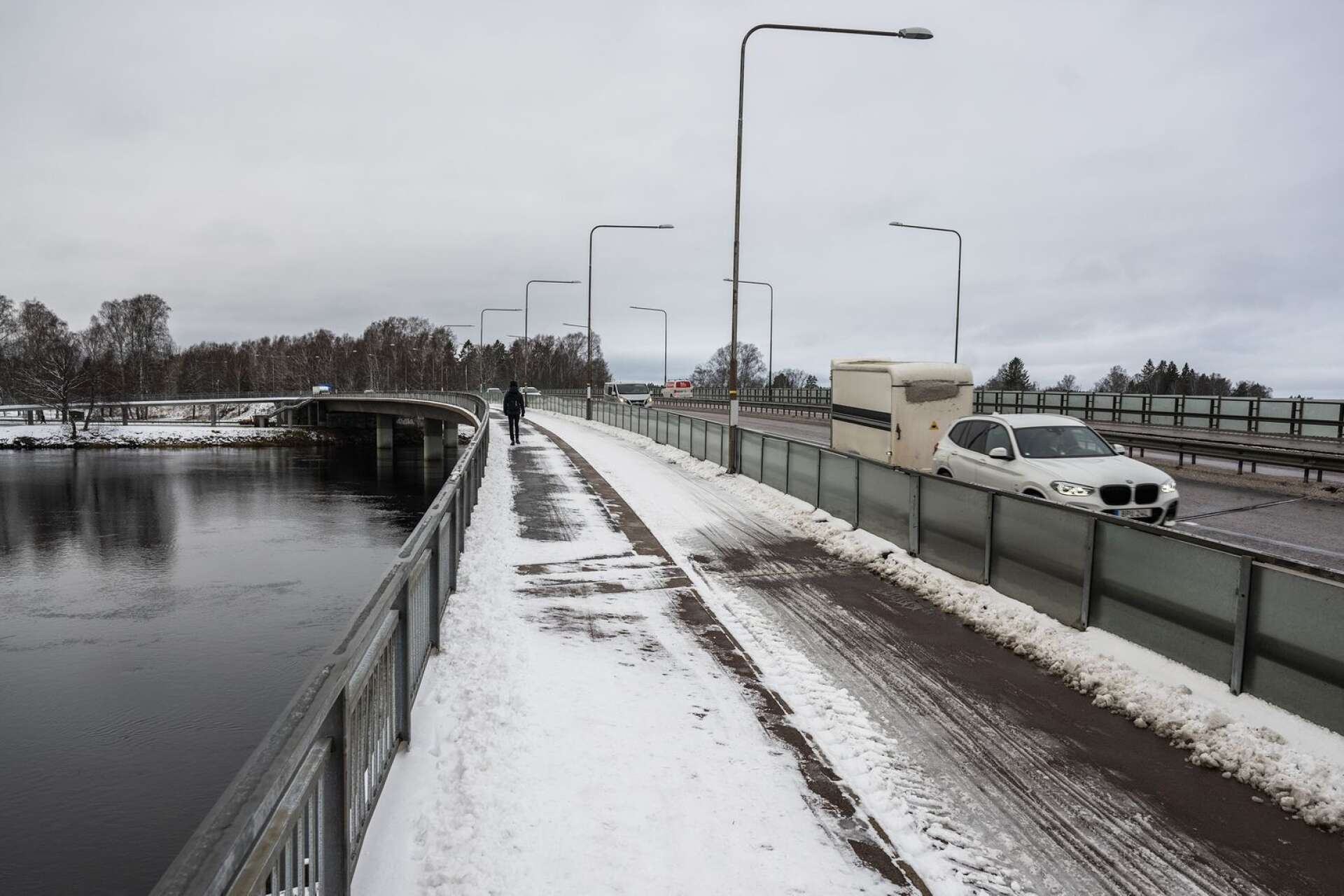 Det finns ett förslag att förlänga påfarten till E18 innan Borgmästarbron. I så fall försvinner gång- och cykelvägen och ersätts med en ny gång- och cykelbro över Klarälven.