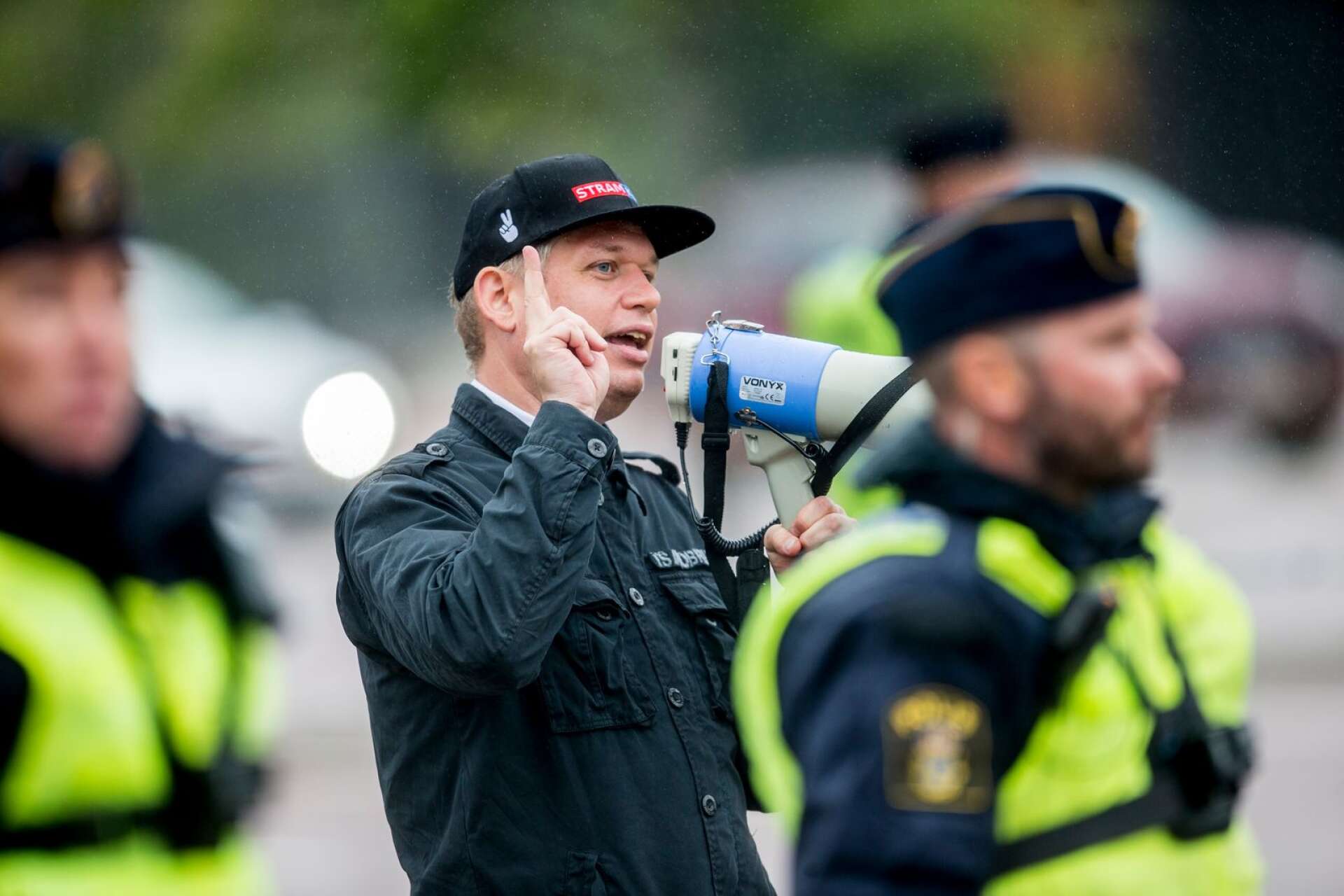 En regnig fredag i  juli anlände politikern Rasmus Paludan (Stram Kurs Sverige) till Kronoparken för att hålla en allmän sammankomst. Uppbådet av polis och media var stort – men åhörarna få.