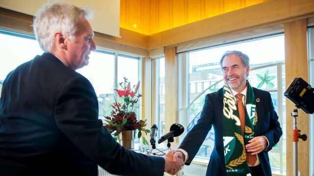 Tillförordnade landshövdingen Johan Blom skakar han med sin efterträdare Georg Andrén, som den senaste månaden blivit ett Färjestadsfan...