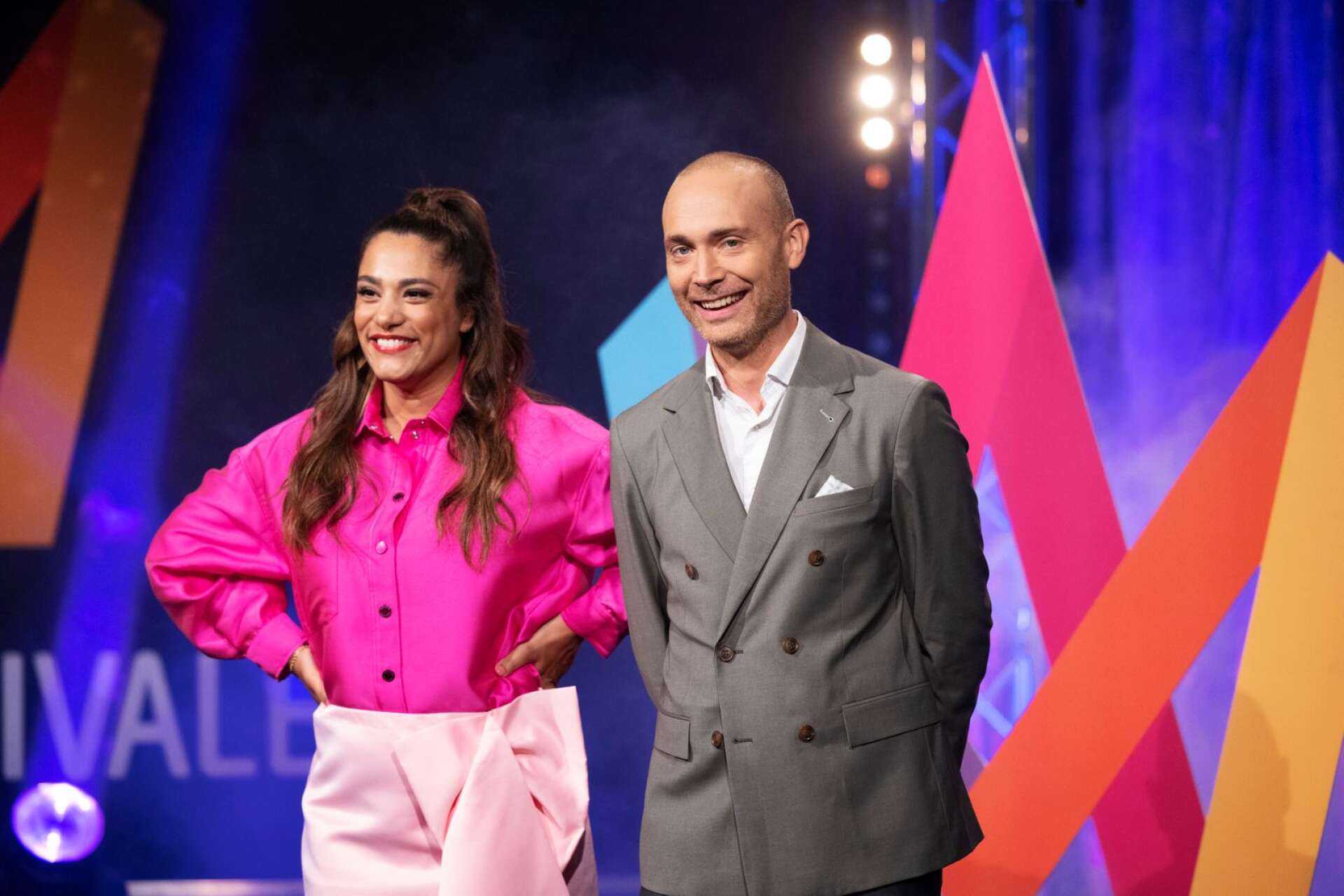 Farah Abadi och Jesper Rönndahl är programledare för Melodifestivalen 2023.