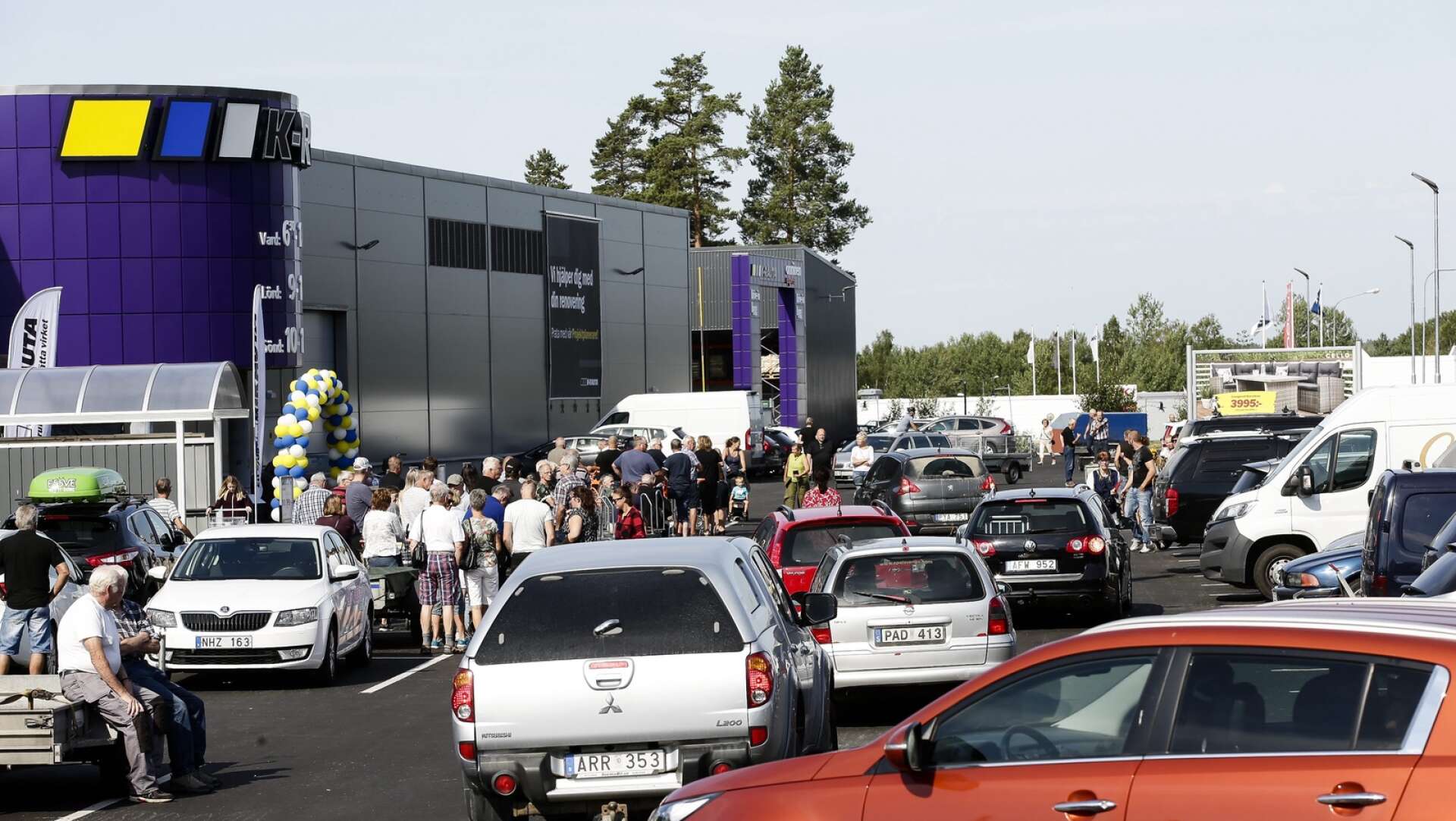 Det var långa köer när K-Rauta invigde varhuset på Bergvik i juli 2018.