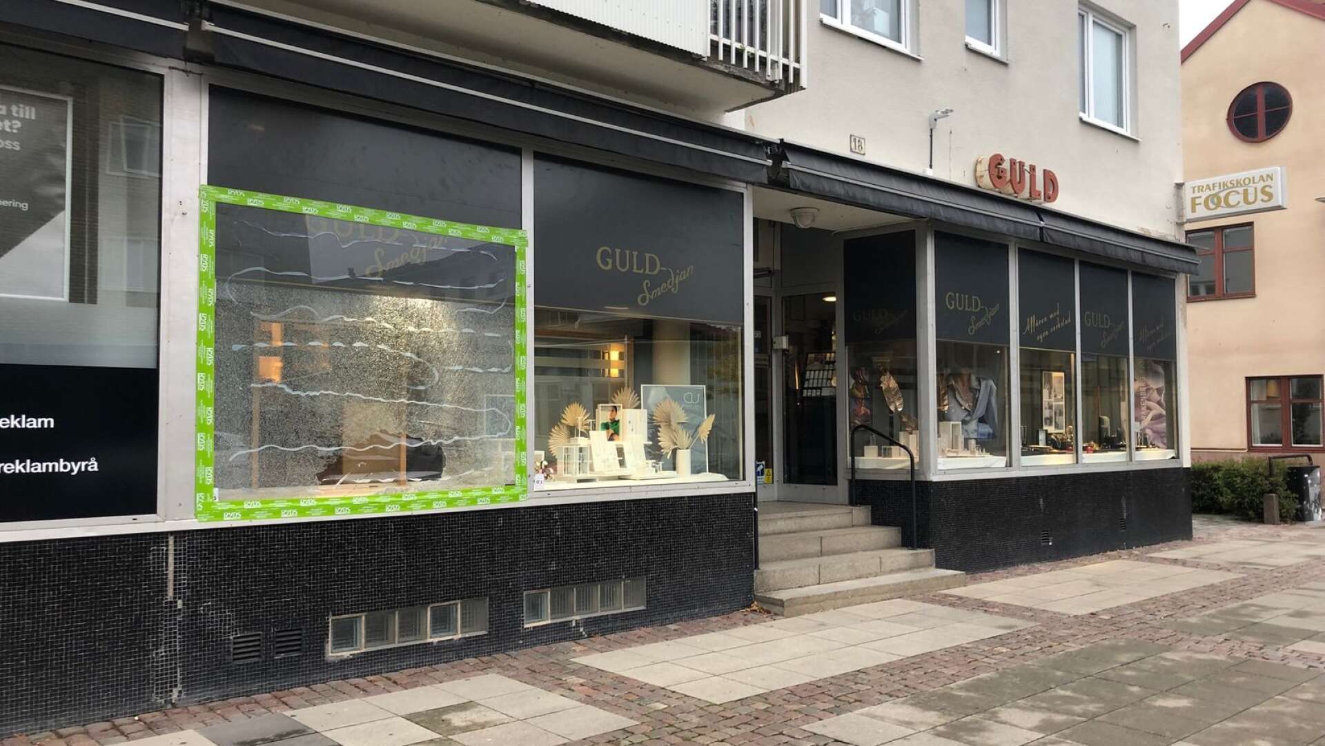 Lidköpingsbon i 30-årsåldern åtalas även för stöld på juvelerarbutiken Guldsmedjan i centrala Lidköping. Ett brott som han erkänt. 