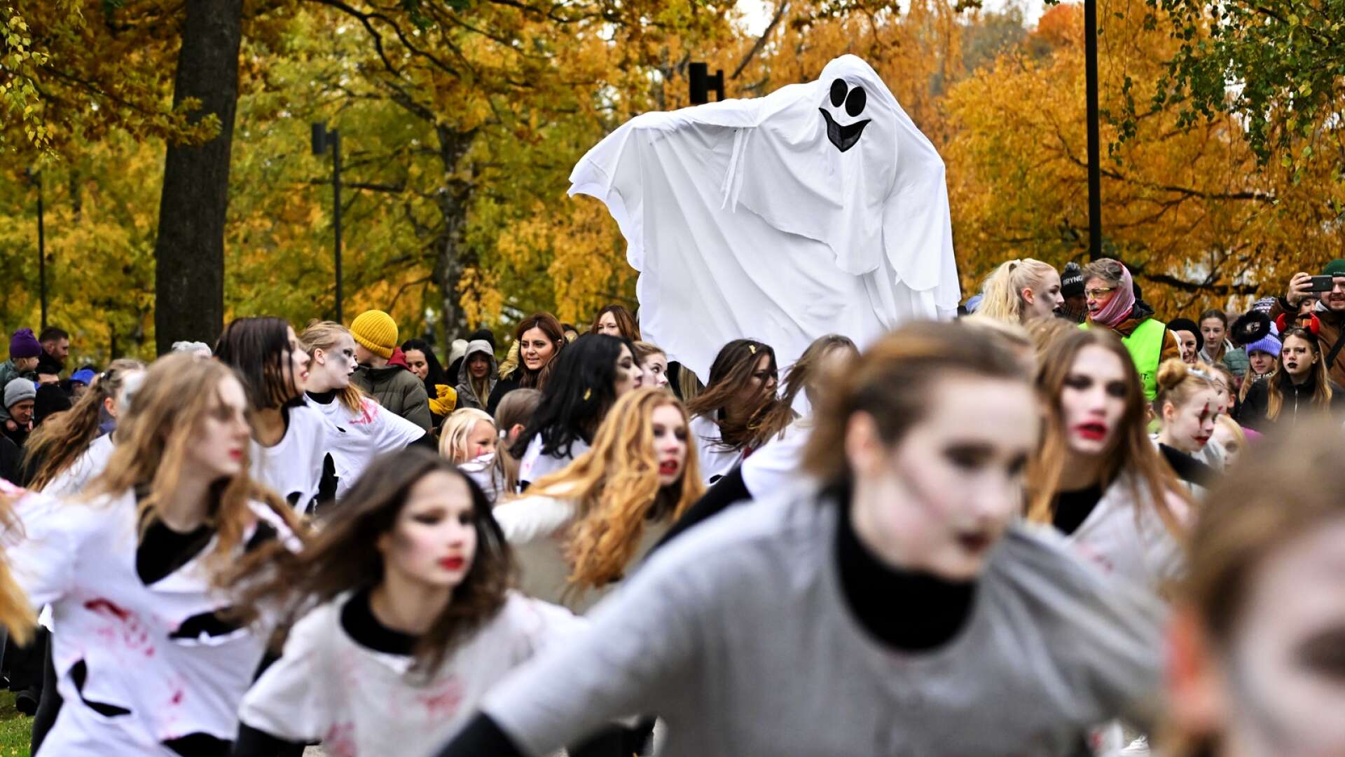 Gundettabalettens dansare ledde den läskiga halloweenparaden i centrala Karlstad under övervakning av spöket Labans pappa.