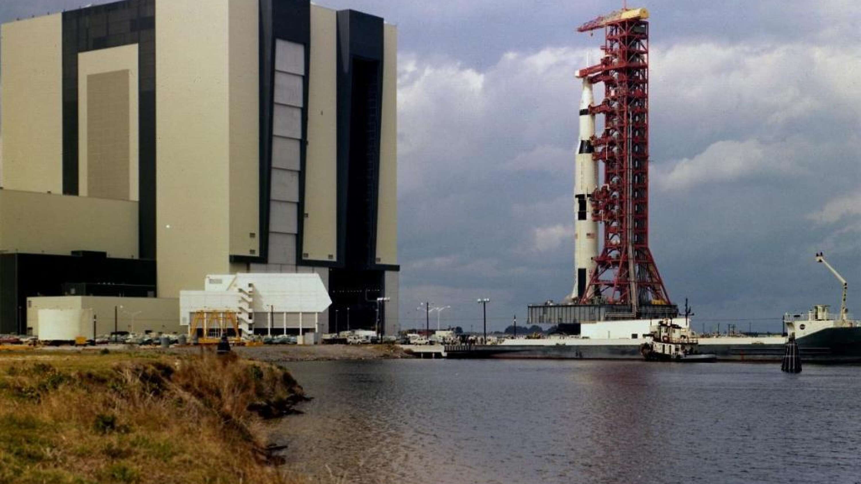 Apollo 6 lämnar den gigantiska sammansättningsbyggnaden (Vehicle Assembly Building), färdig 1966.