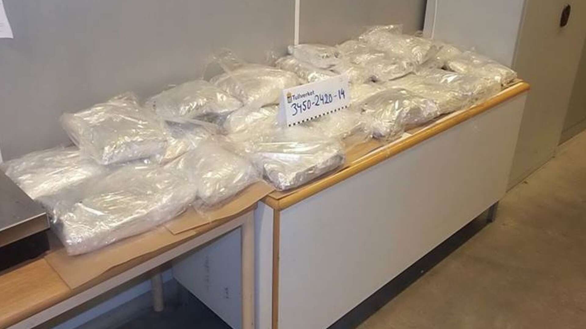 En man åtalas för bland annat narkotikabrott efter att ha innehaft amfetamin i Färgelanda kommun.