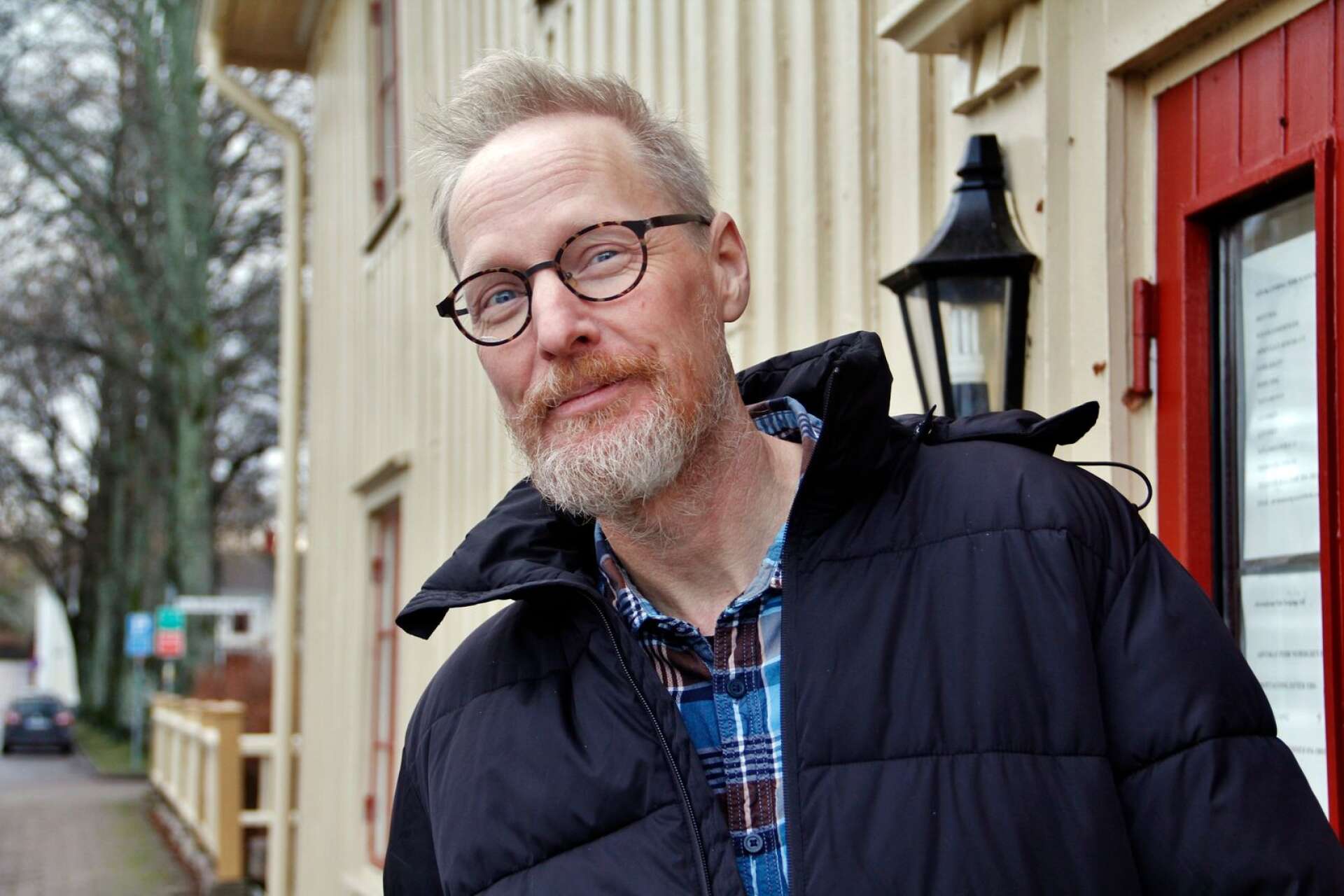 Gunnar Källström har om måndagarna haft sin arbetsplats på Nordiska litteraturhuset på Kyrkogatan i Åmål. Han har haft flera olika författarprojekt igång parallellt.