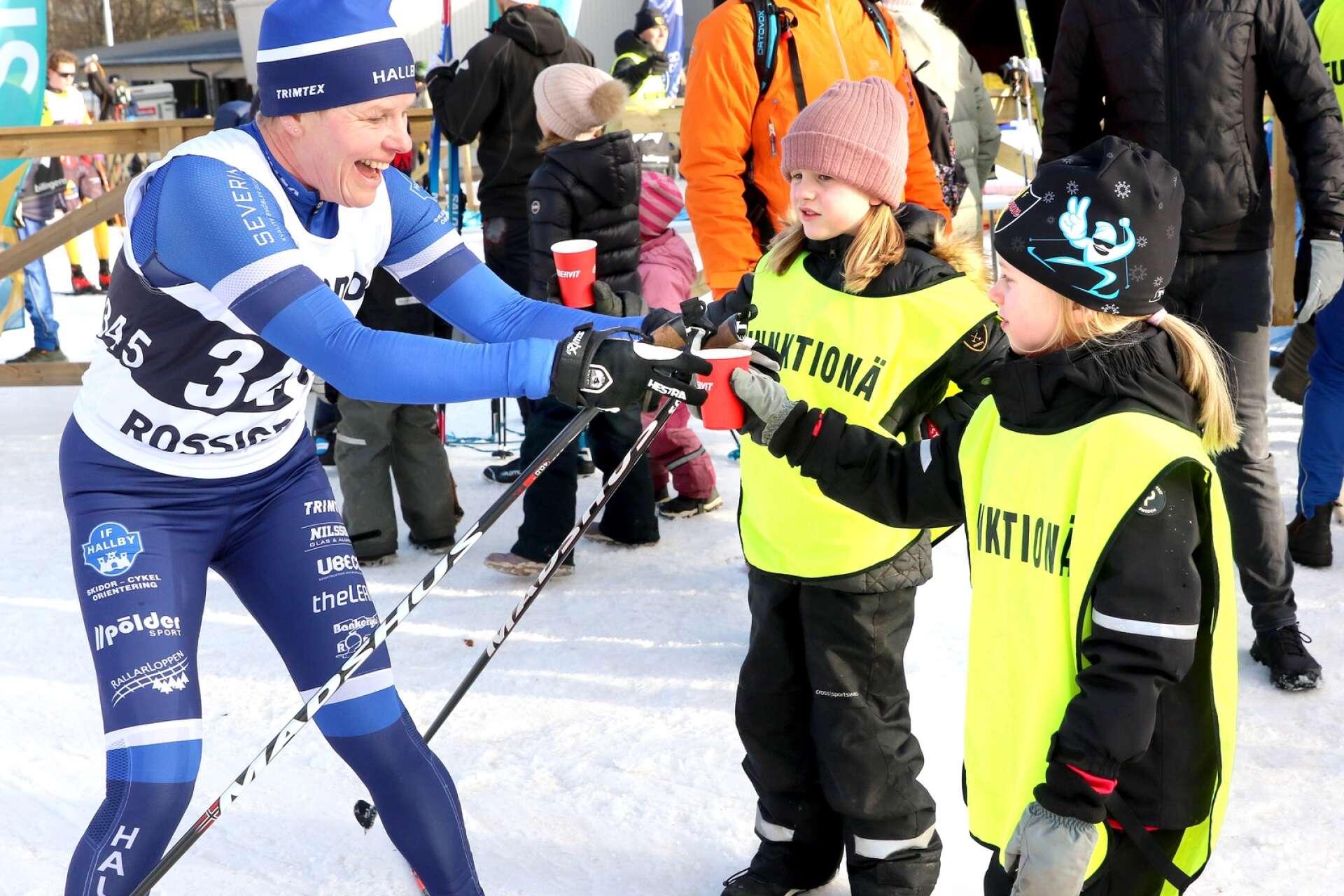 Ellen Hjelm och Stina Nordlöf delade ut dryck till törstiga skidåkare vid varvningen på skidstadion.