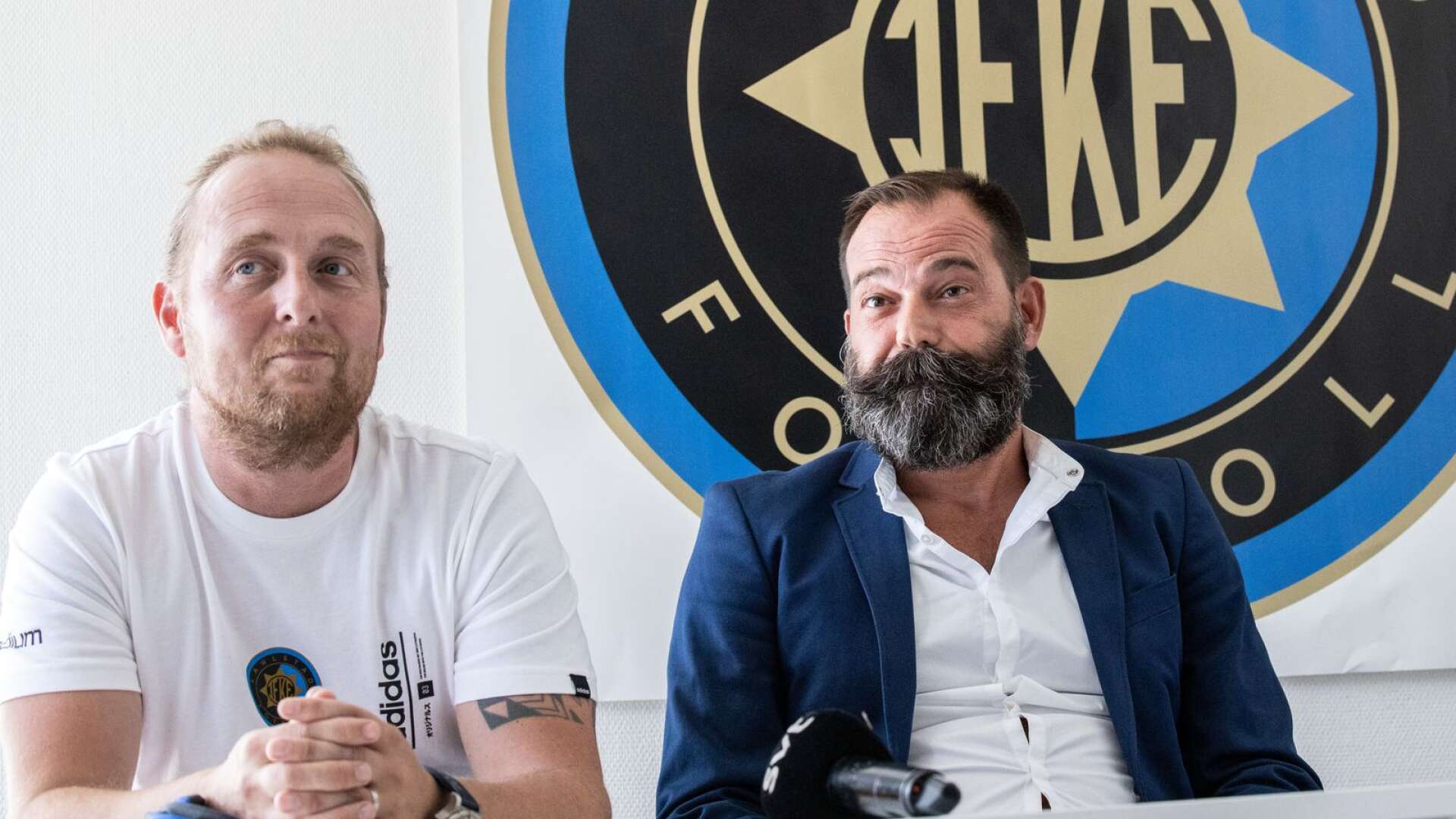 Karlstad Fotboll behöver hitta två målvakter. Här ses sportchefen Daniel Pettersson och tränaren Konstantinos Panagopoulos. På lördag är det match mot Åtvidaberg. 