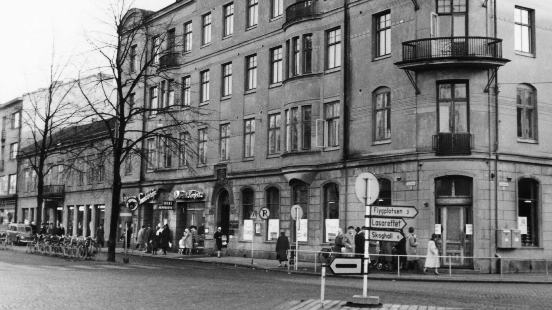 I hörnet av Tingvallagatan och Järnvägsgatan, innan Domushuset byggdes, låg Ahlmarkshuset. Det byggdes i två våningar strax efter branden 1865 och i början av 1907 ritade arkitekten Bror Almqvist till ytterligare två våningar. Antagligen var det då huset fick sin jugendprägel.