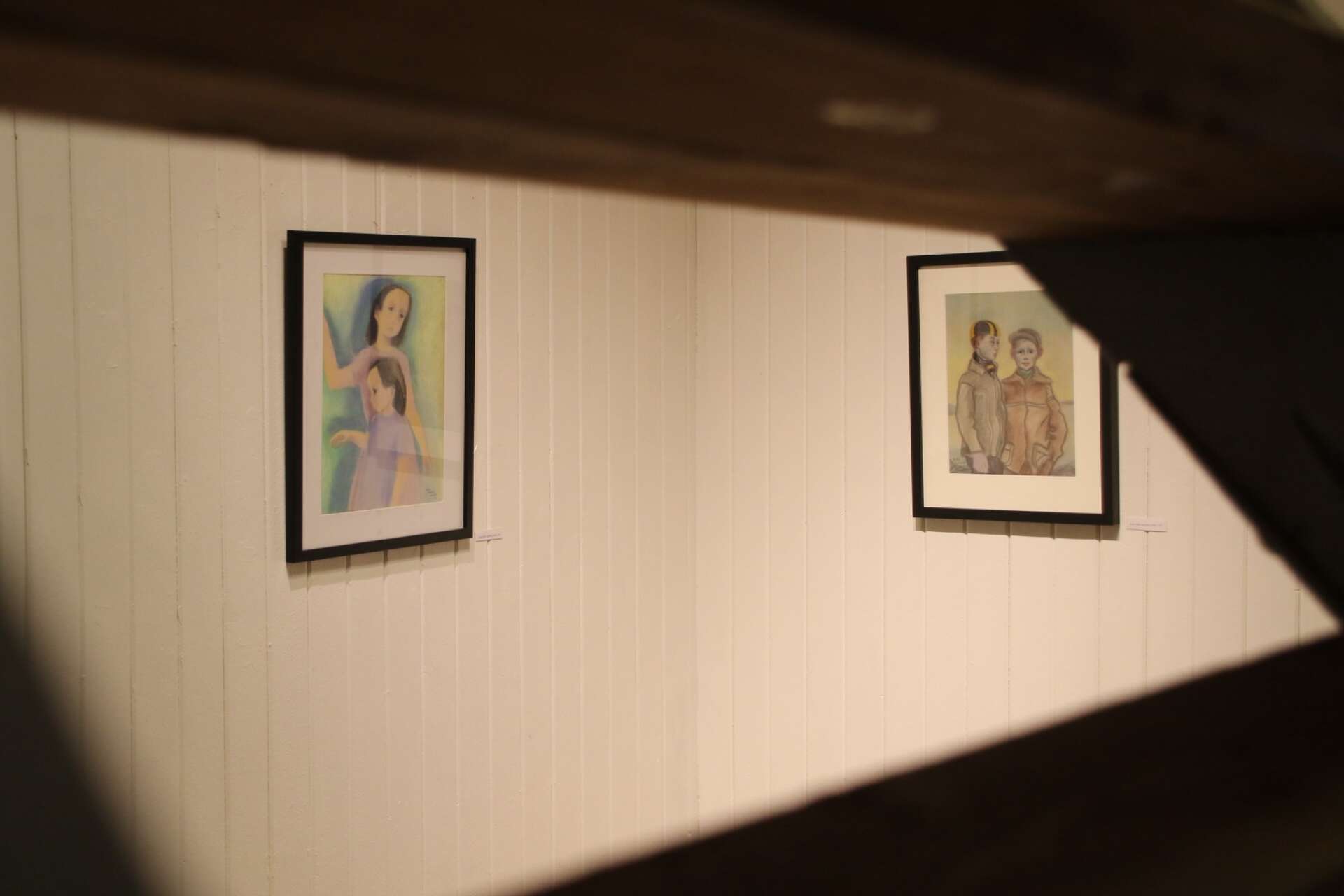 Flera tavlor av Beth Lagerlund visas på utställningen.
