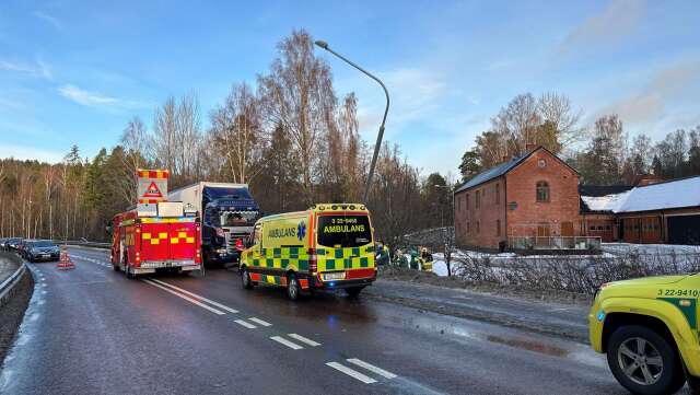 En person fick på onsdagen föras till sjukhus efter en trafikolycka i Jössefors. 