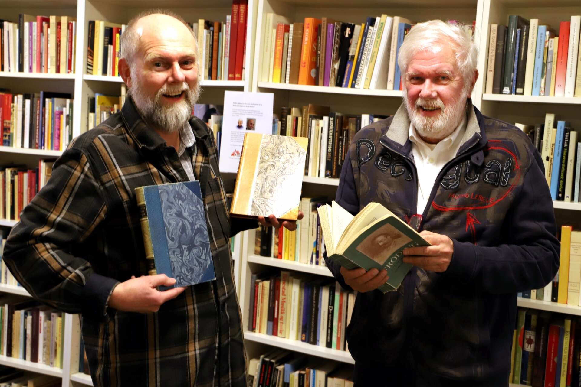 Cirka 2000 böcker från Eva och Kjell Fredrikssons dödsbo skänks bort på Gjuteriet i Karlstad. Olof Myrin och Carlgöran Holm organiserar det generösa bokprojektet.