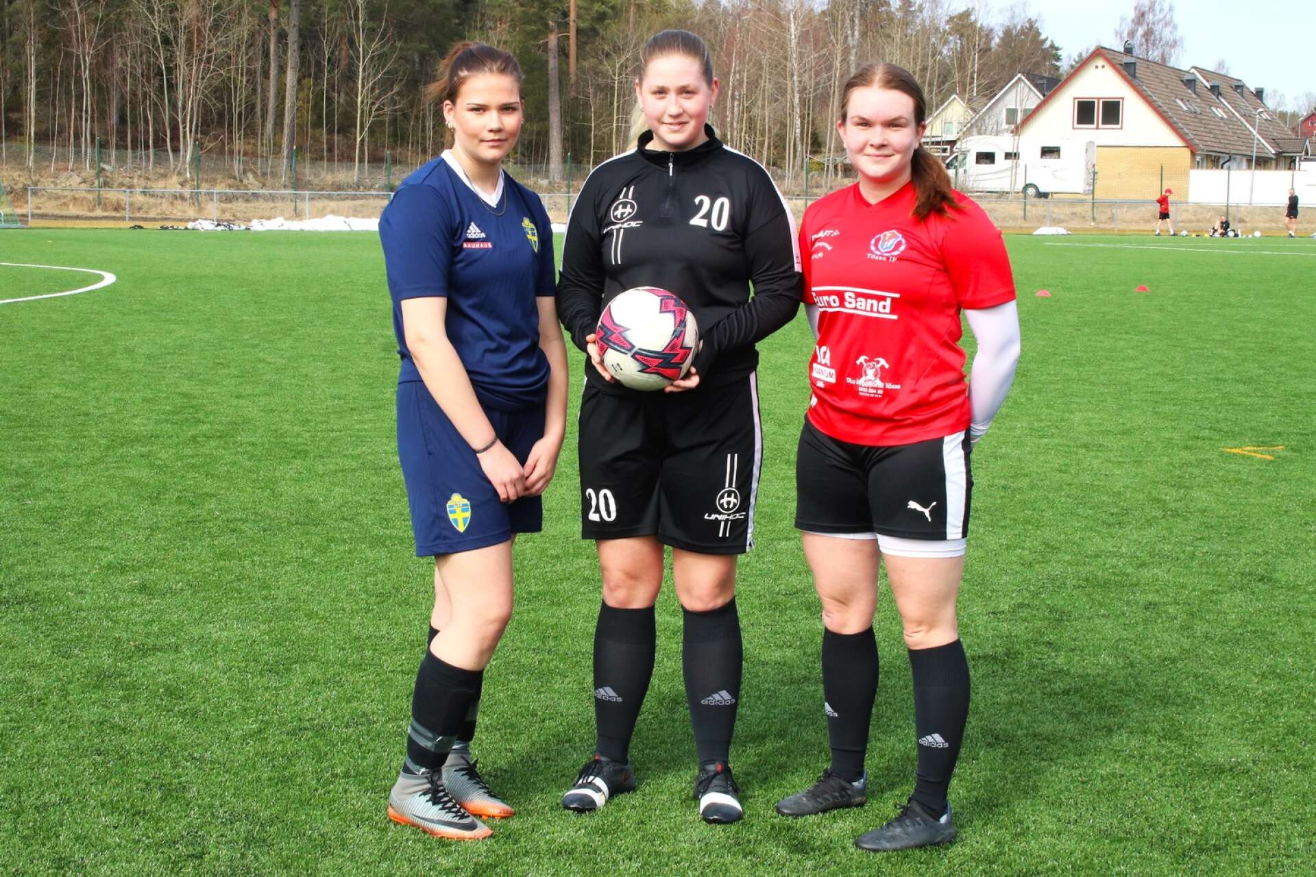 Tuva Eriksson, Sanna Blixt och Wilma Persson tillhör nyckelspelarna i Tösse IF och är redo för söndagens premiär mot Eds FF:s U-lag i division 4 Dalsland.
