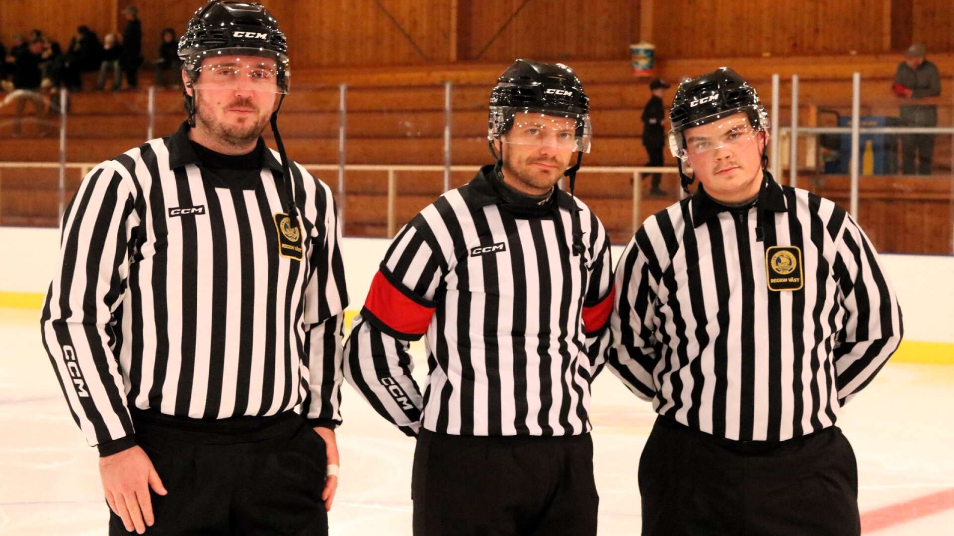 Huvuddomaren Tobias Nederman, i mitten, flankeras av linjemännen Marcus Beckman och Emil Hagström. Trion var eniga i sin bedömning att isen inte höll för spel.