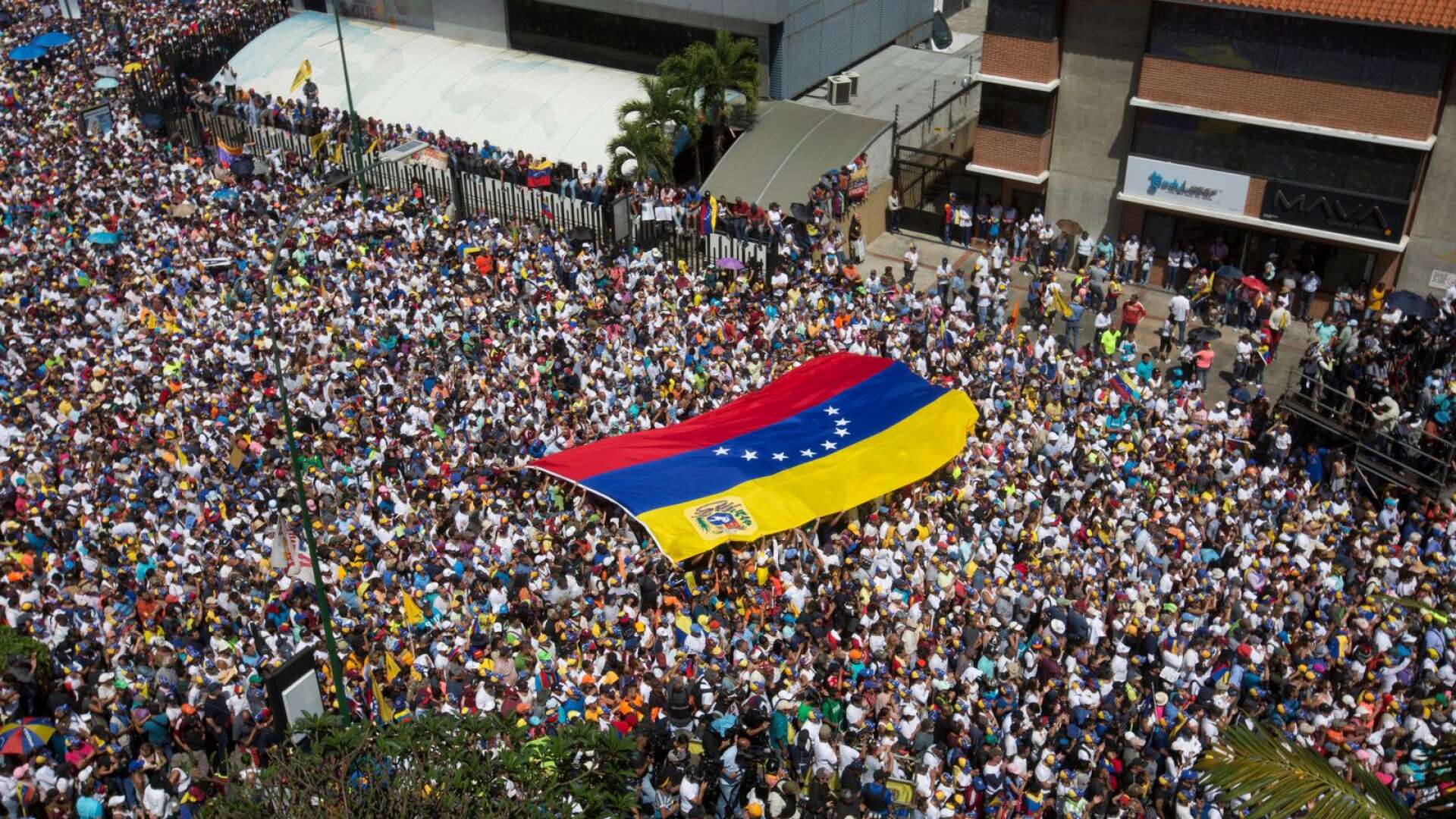 Runt om i Venezuela demonstrerar nu folkskaror till stöd för Juan Guaidó.