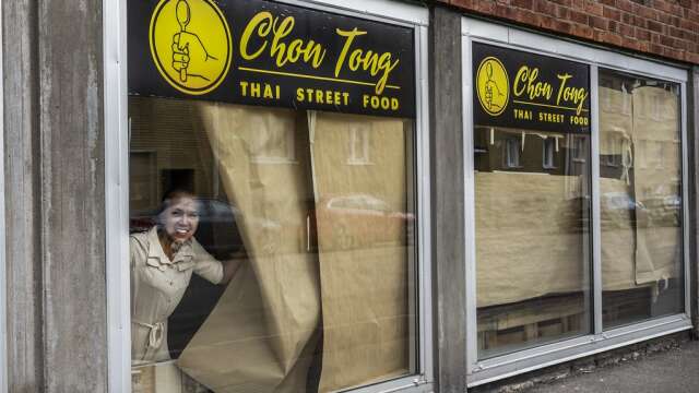 Chalom Promrit ska öppna Chow Tong - Thai street food i Hanna Larssons gamla lokaler på Herrhagen i Karlstad.