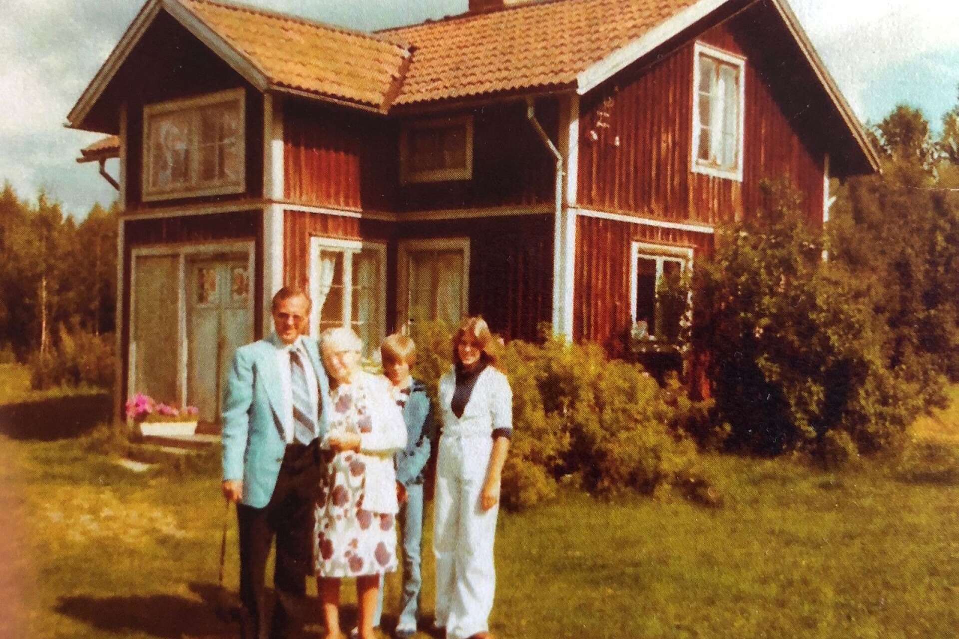 Nils farmor Frida, i mitten, framför föräldrahemmet i Lövstaholm. Bilden är tagen i slutet på 70-talet. Mannen på bilden är Nils farbror Robert med sina barn Brian och Stacey.
