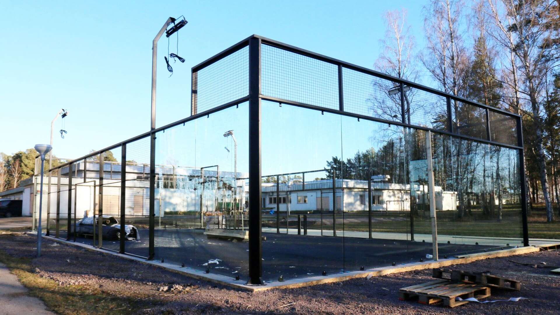 Hjo folkhögskola har byggt en utomhusbana som snart kommer att tas i bruk.