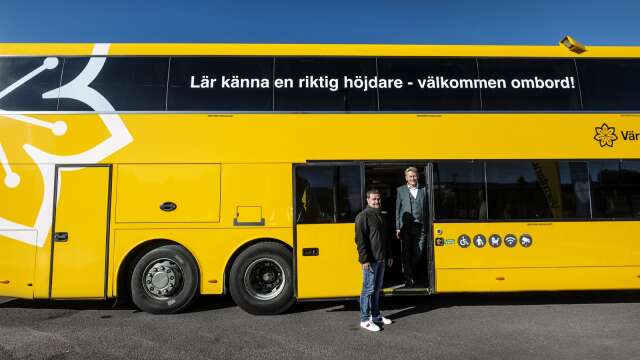 Markus Bergman och Daniel Schützer i dörren till nya dubbeldäckaren som börjar trafikera linje 700 mellan Årjäng och Karlstad på måndag.
