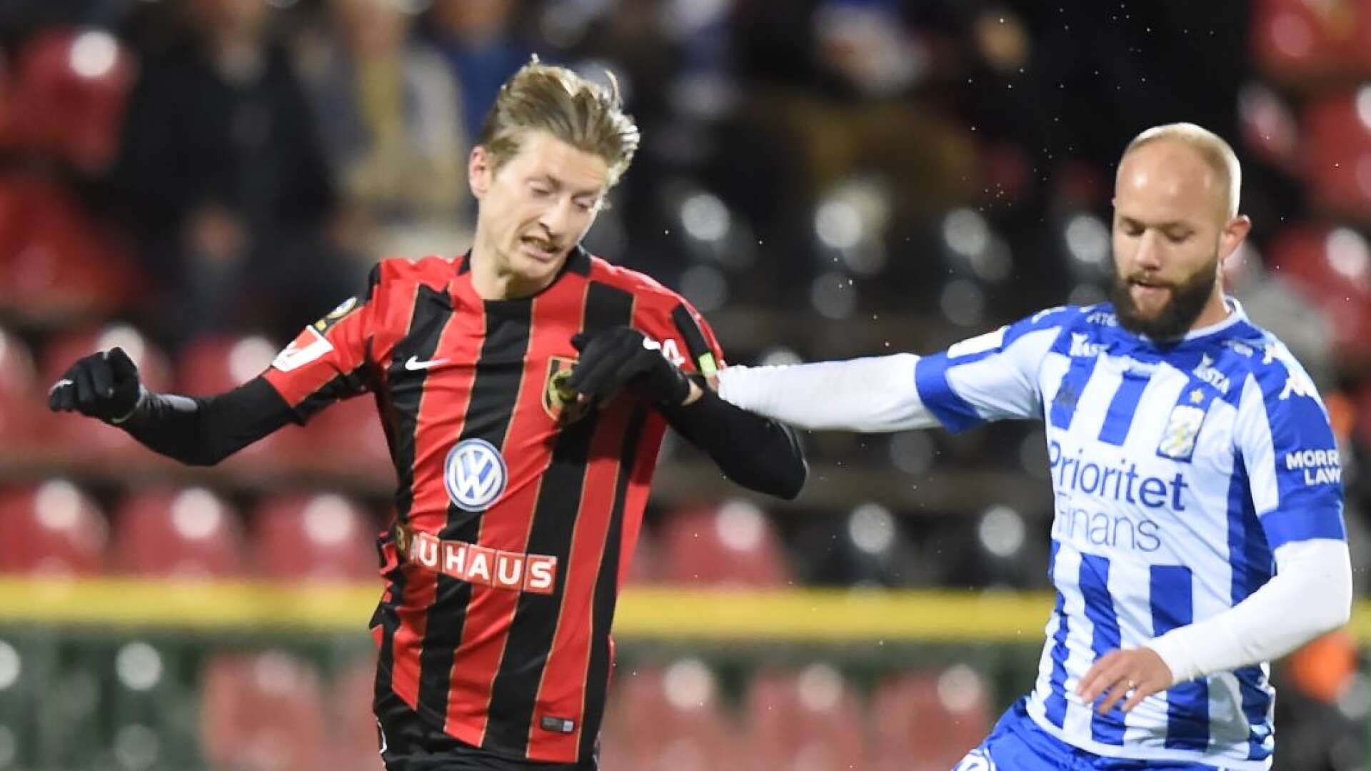 Johan Falkmar på jakt efter Robin Söder i en allsvensk match mellan BP och IFK Göteborg