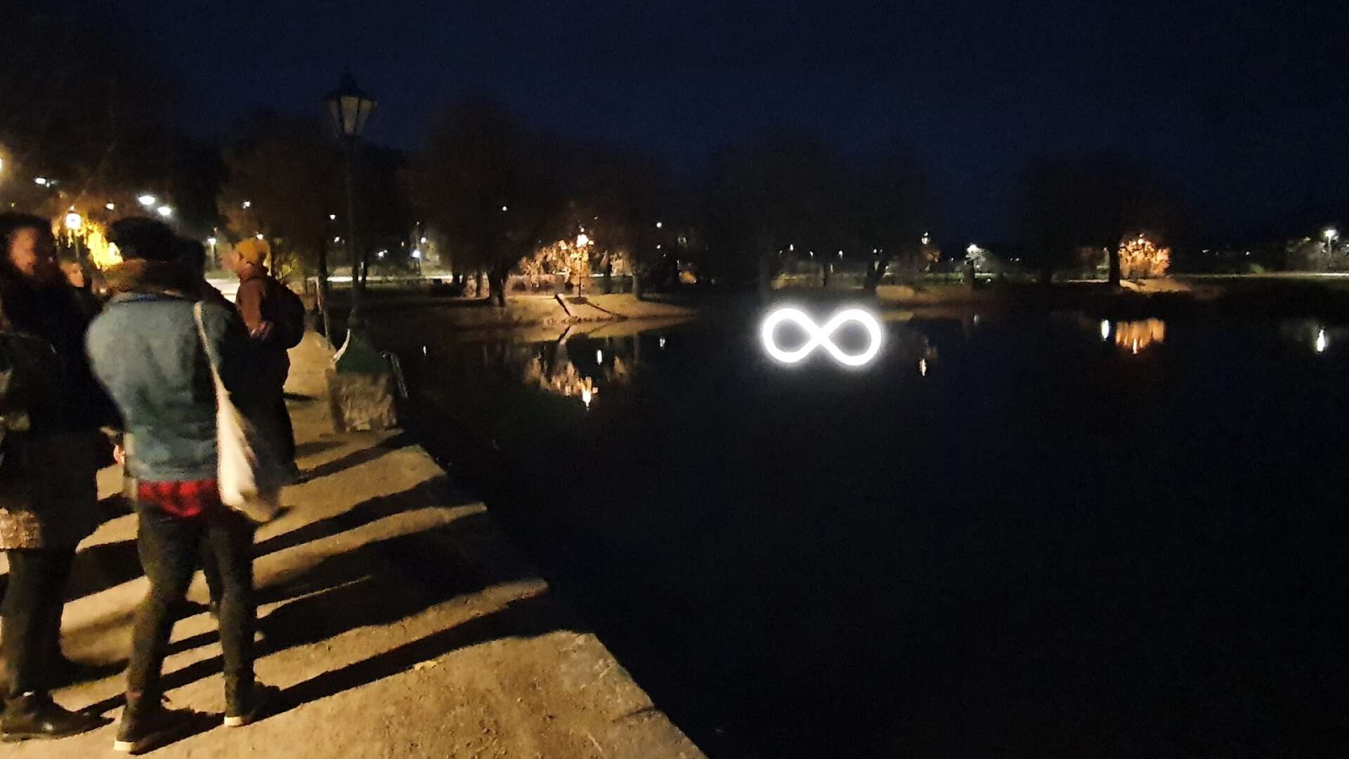 Konstnären Meri Ekola, från Finland, har skapat ljuskonstverket ”Infinity” i Kattviken vid stadsparken.