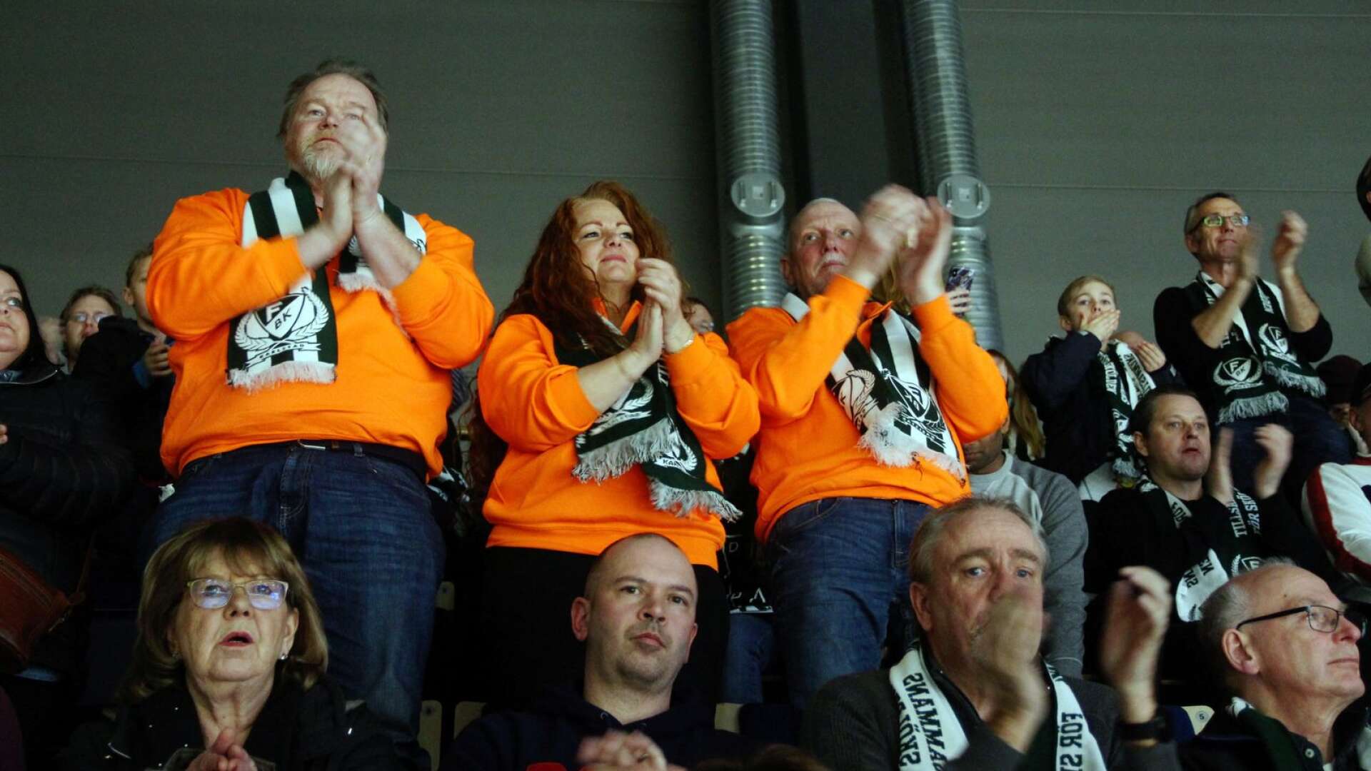 Medhjältarnas orangea tröjor lyste upp i publikhavet.