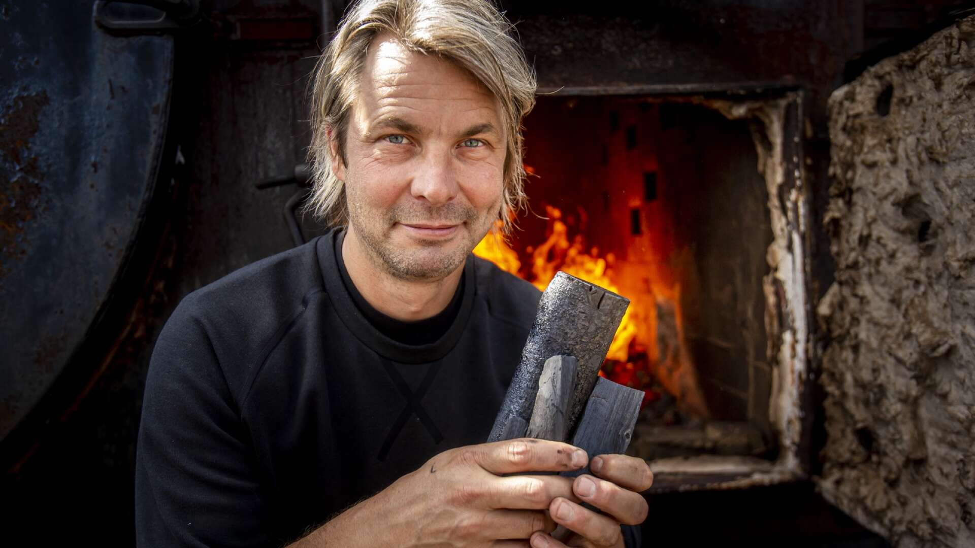Jesper Ekman producerar grillkol på sin gård utanför Forshaga. 