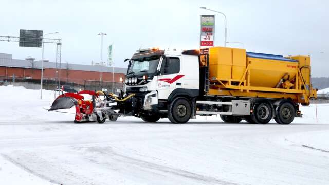 En plog- och saltbil från kommunen röjer snö på Nolhagavägen.