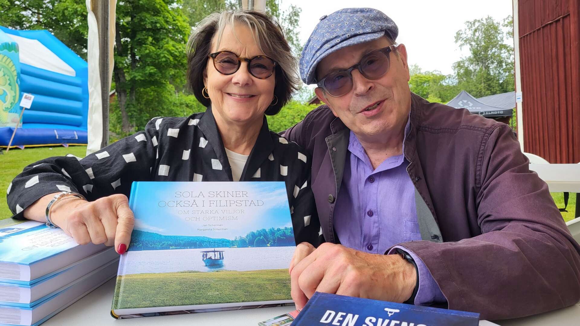 Jan och Margareta Scherman besökte En dag i Rämmen för att föreläsa om deras bok Sola skiner också i Filipstad. Naturligtvis fanns även boken Den svenska korvresan också till försäljning. 