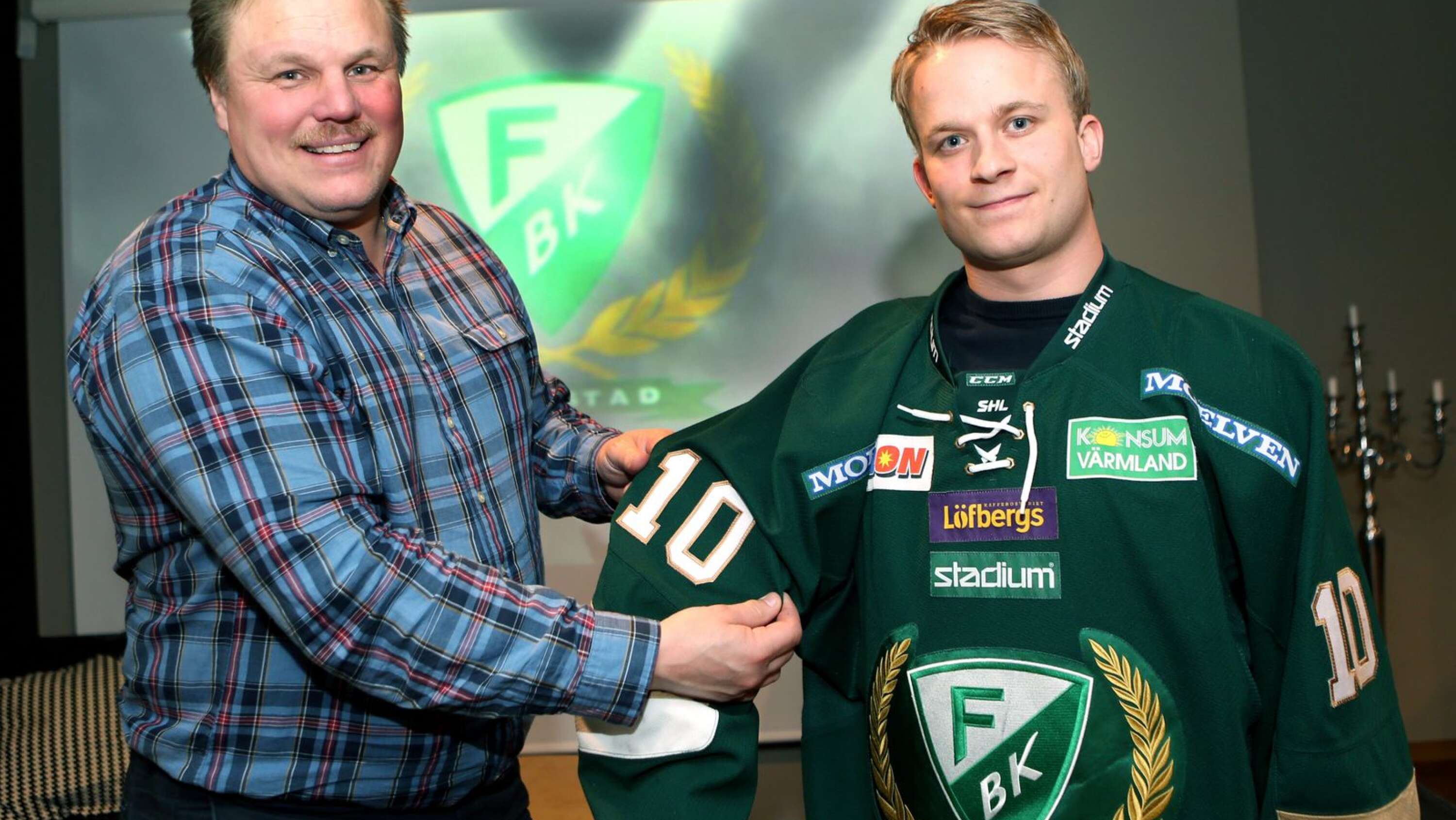 Dåvarande sportchefen Leif Carlsson hälsar &quot;Lilliz&quot; välkommen till FBK 6 april 2016. Nästa torsdag spelar han sin 200:e grundseriematch med FBK.