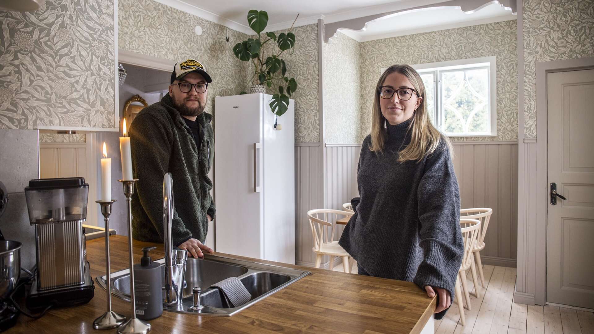 Efter flera års jakt på drömhuset hittade Oscar Svensson och Lovisa Johansson rätt. Nu bor de i en villa från 1932 i centrala Åmål, och är i full gång att sätta sin egen prägel på huset.