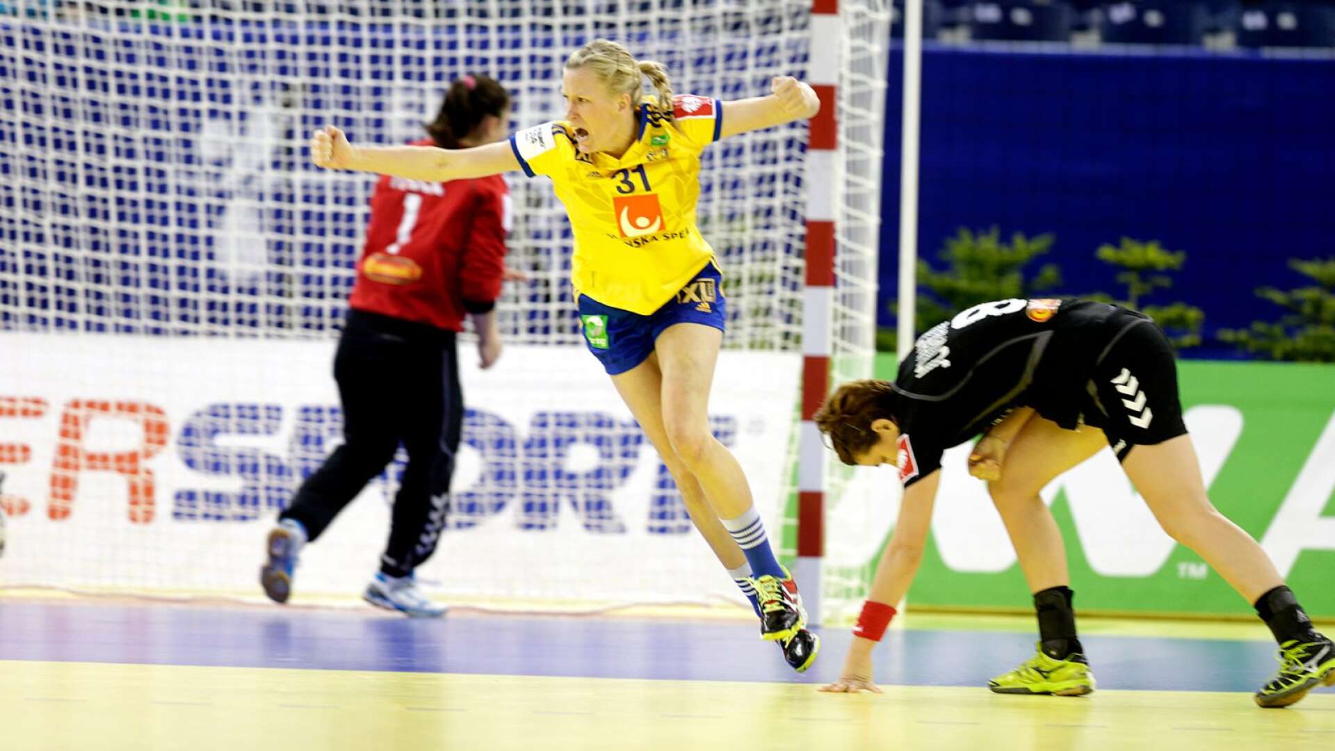 Anna-Maria Johansson jublar efter att ha gjort mål i bronsmatchen mellan Sverige och Montenegro vid handbolls-EM i Budapest 2014 