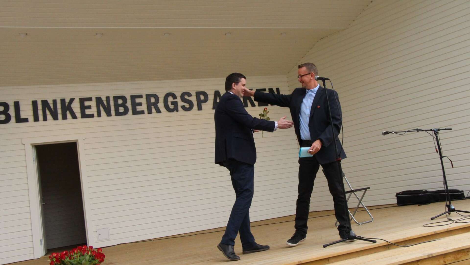 Riksdagsman Mikael Dahlqvist (S) och oppositionsrådet Tomas Pettersson tillsammans på scenen vid första majfirandet i Hagfors.