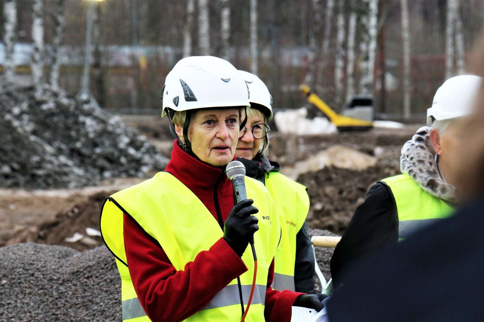 Kommunalrådet Solweig Gard tycker att kommunen är modig som vågar bygga i rådande läge.