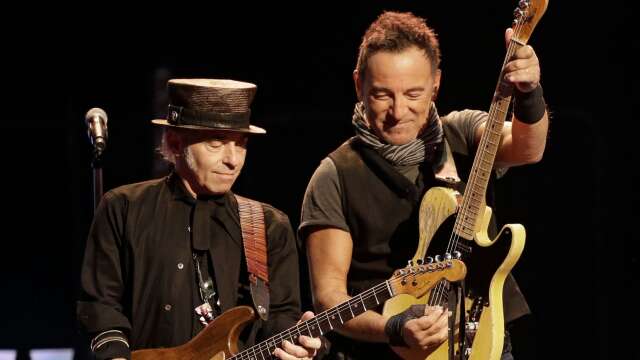 Nils Lofgren, här tillsammans med Bruce Springsteen under en konsert 2016, har tagit bort sin musik från de senaste 27 åren från Spotify. 