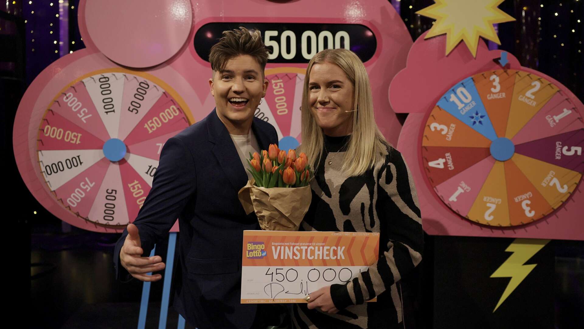 Bingolottos programledare Daniel Norberg gratulerade Emma Dahlgren efter vinsten.