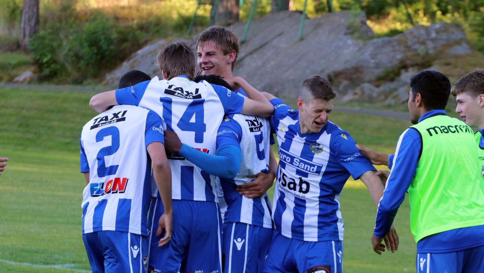 IFK Åmåls talangfulla duo Alexander Hagelberg (i mitten) och Fredrik Nordström (nummer 14 på ryggen) kramar om varandra efter mål senast mot Nordvärmland. Nu ska de träna med AFC Eskilstuna.