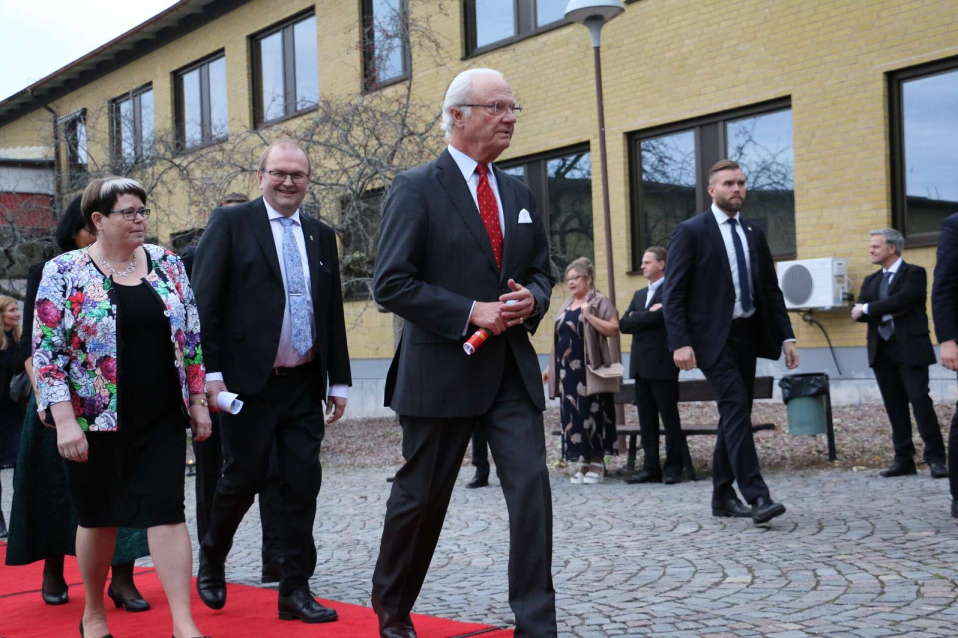 Kungen går in till festkonserten på Ingesunds Musikhögskola. Bakom honom syns Kenneth Johansson med hustrun Viola.