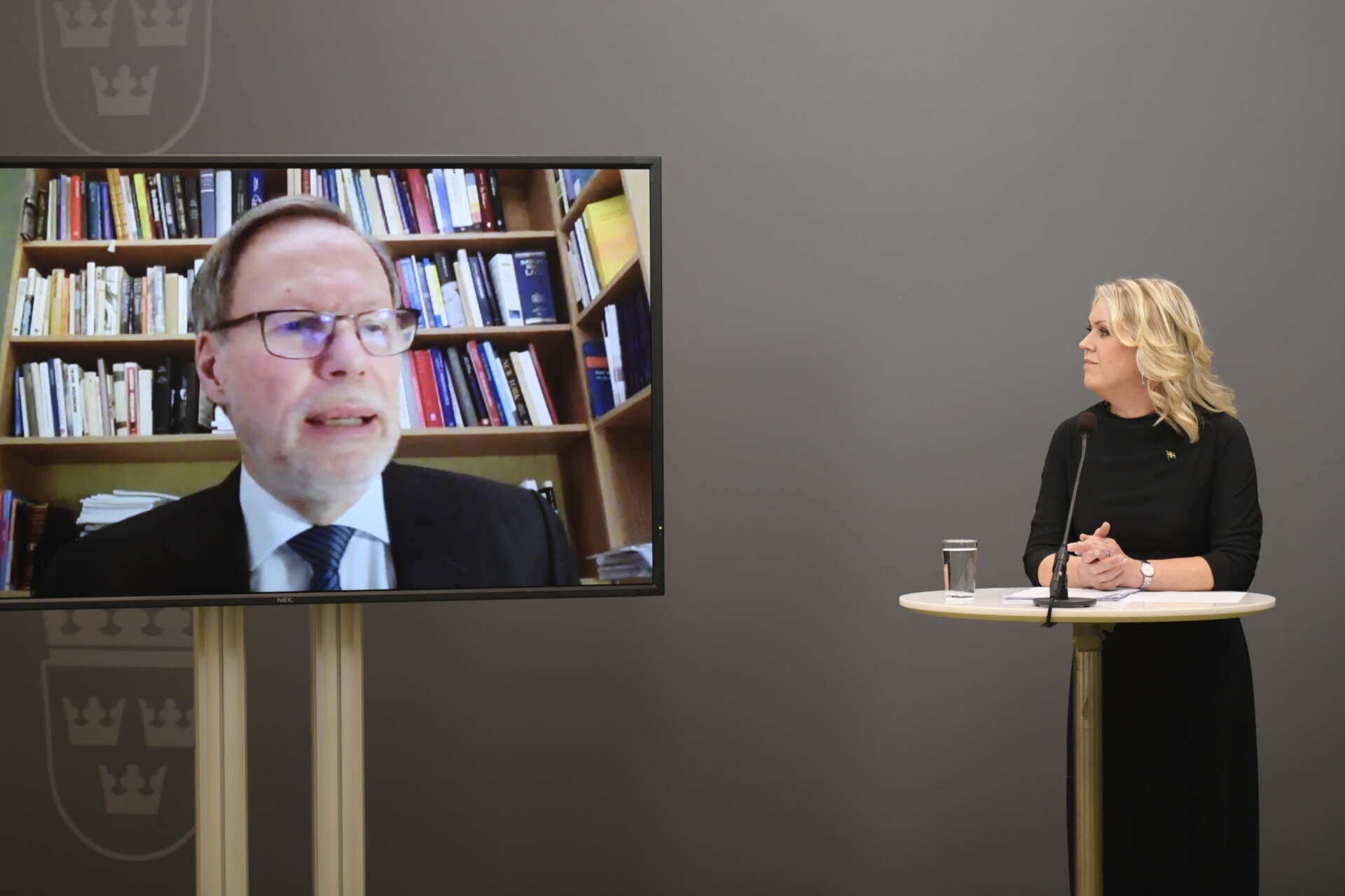 Coronakommissionens ordförande Mats Melin och socialminister Lena Hallengren (S) när kommissionen presenterade sitt första delbetänkande före jul 2020. Arkivbild.