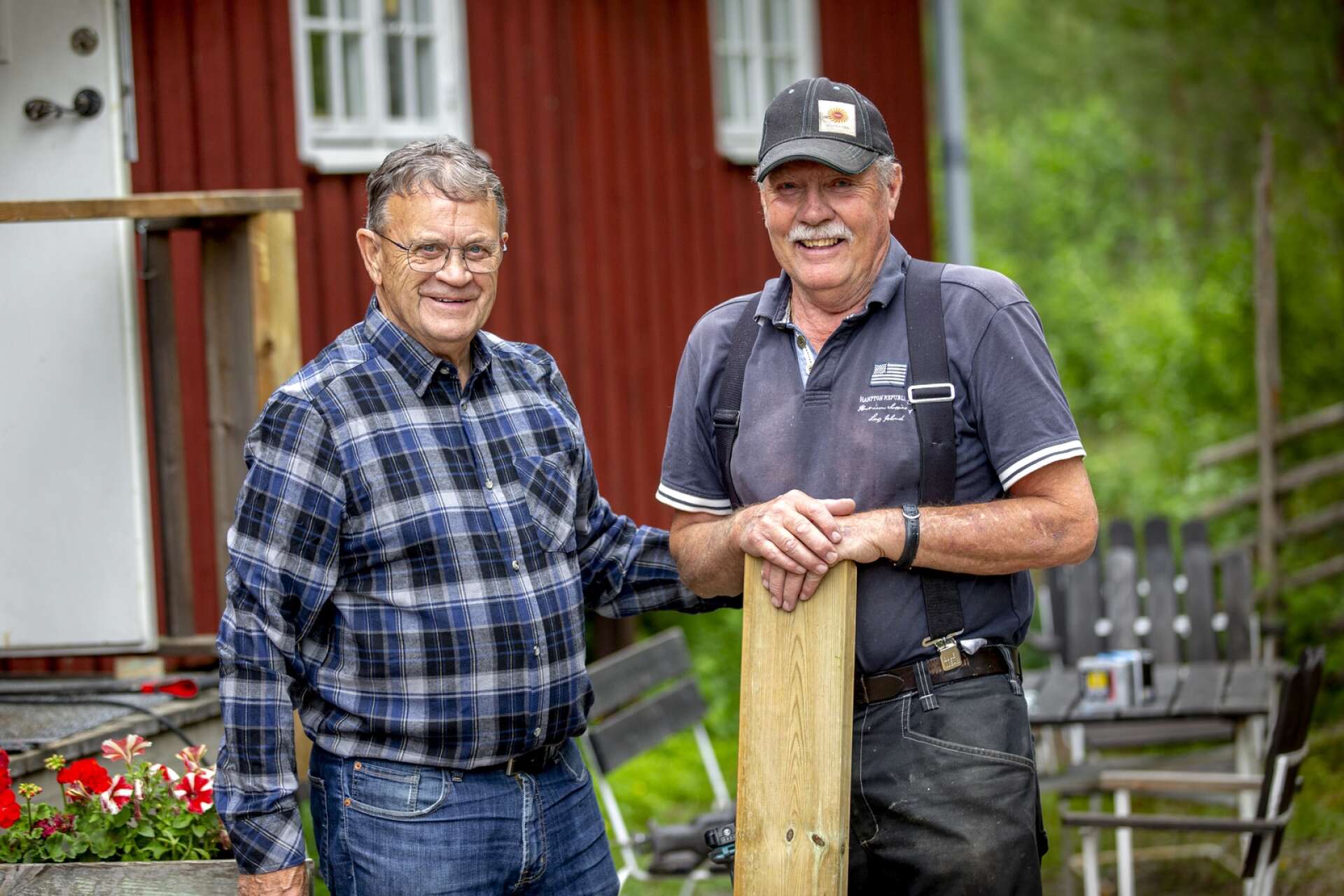 Varje dag jobbar cirka 350 personer ideellt för att driva runt Gammelvala under de sex dagar det håller öppet. Här är Lennart tillsammans med Leif Högberg, som just nu håller på och fixar till en trapp.