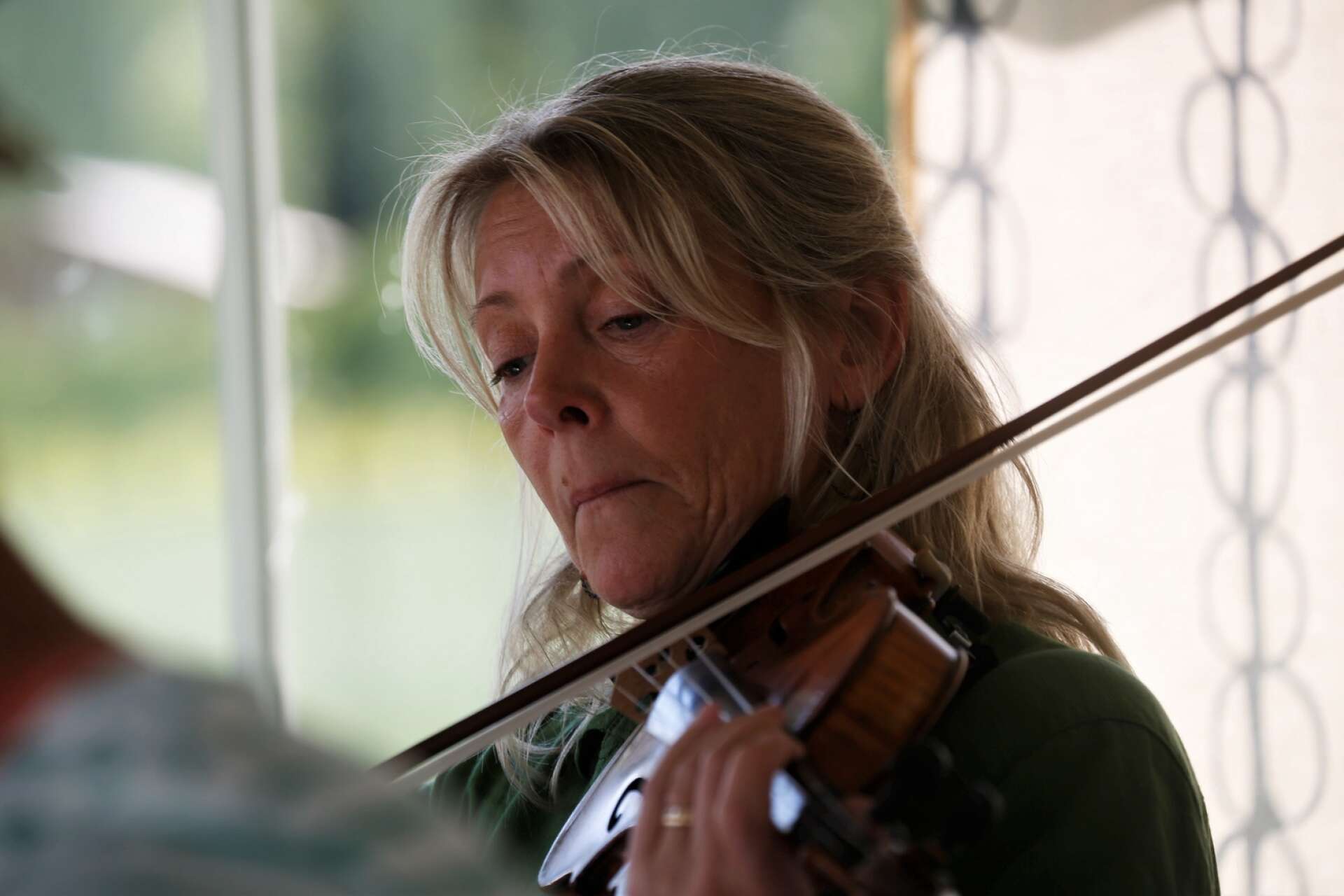 Vacker fiolmusik av Elisabeth Henriksson.