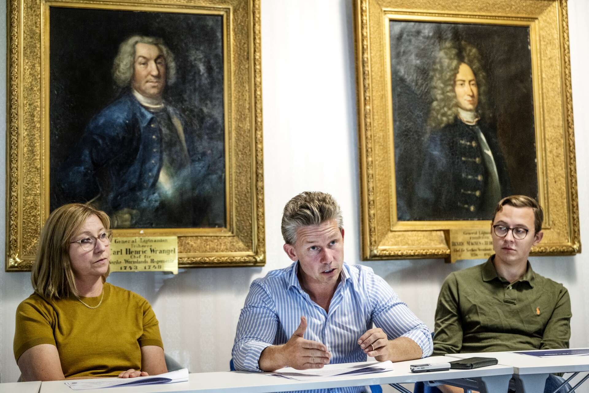Framför porträtten av forna tiders regementschefer i Värmland presenterade Moderaterna Stina Höök, Pål Jonson och Alexander Torin på fredagen en satsning på cyberförsvarscampus i Karlstad.