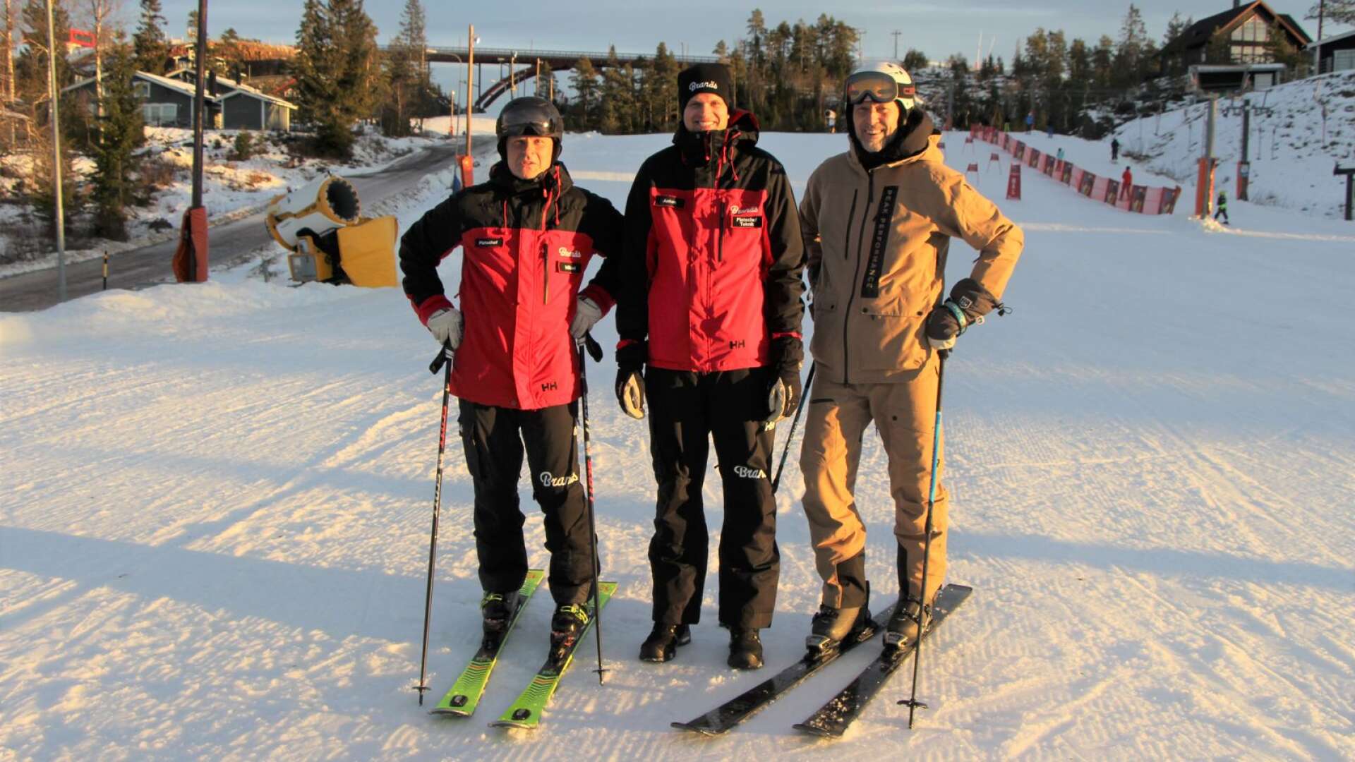 Platscheferna Mikael Forsell och Anton Renström med vd Anders Kjällström, njuter av skidåkning när Branäs säsongsöppnar.
