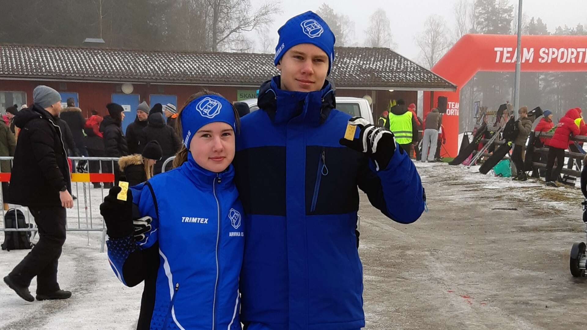 Syskon och distriktsmästare. Stina och Petter Karlsson säkrade varsitt DM-guld i helgen. 