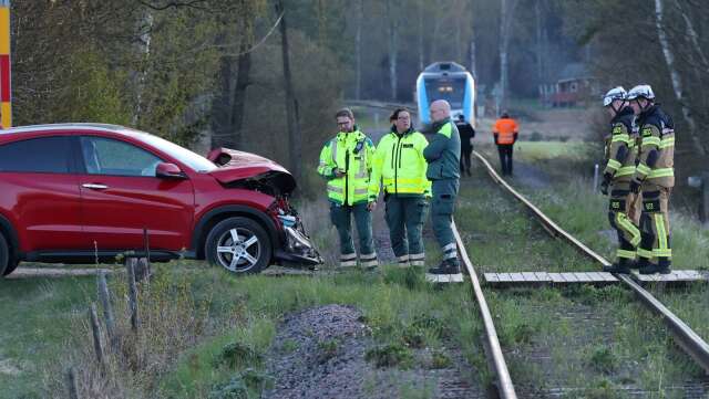 En bil krockade med ett tåg vid en järnvägsövergång vid Källby på fredagsmorgonen.