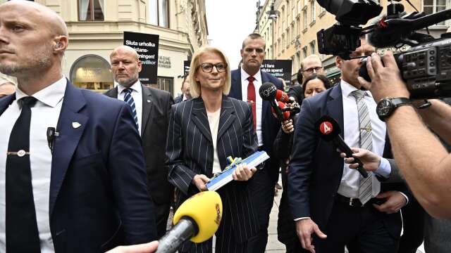 Finansminister Elisabeth Svantesson (M) på promenad med budgetpropositionen för 2024 och höständringsbudgeten för 2023.
