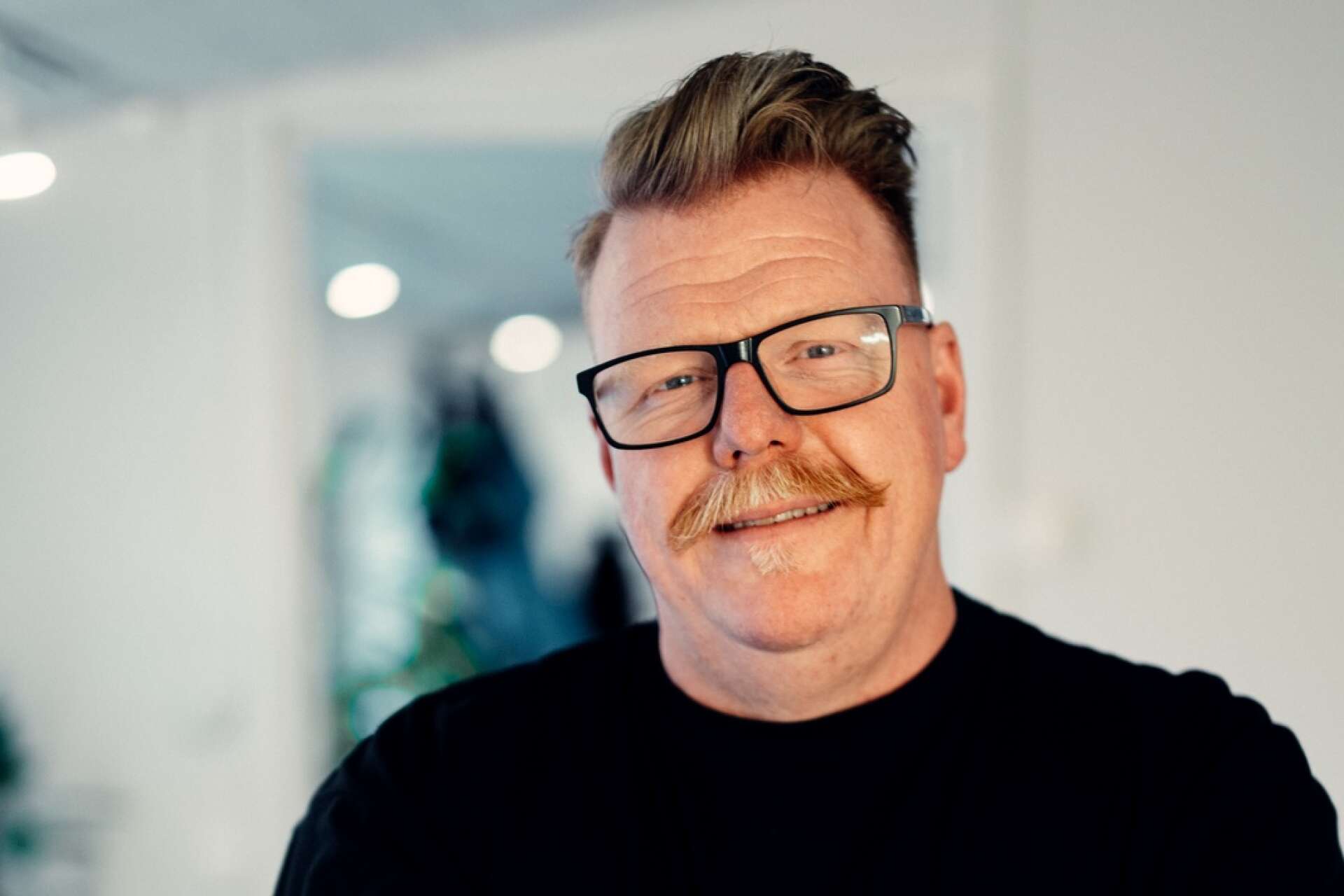 Fredrick Berntsson, en legendar inom artistbokning i Värmland, är nöjd med årets line-up av Arvika Hamnfest. 