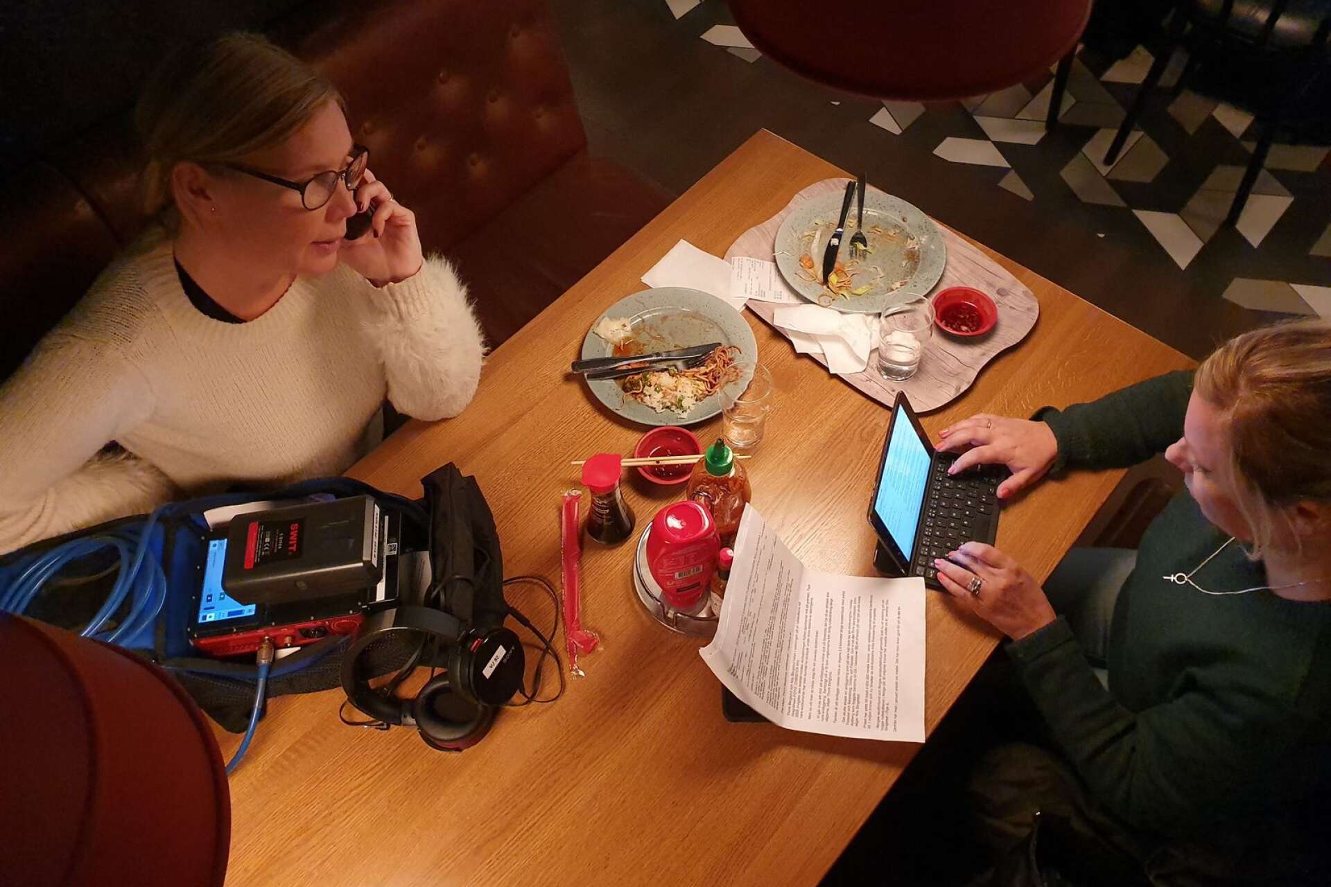 Det är fullt jobbfokus under lunchen. Filmmaterialet laddas sakta upp från kameran, Jenny Eriksson stämmer av läget med redaktionen och Emma Schmidt skickar över en stillbild och skriver en nyhetstext till SVT Värmlands webbsida.
