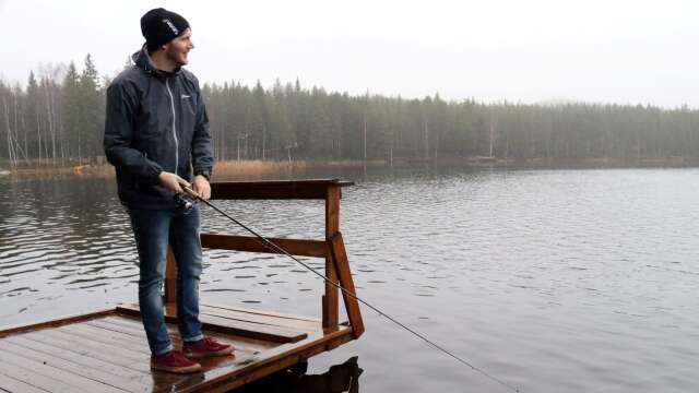 Jonatan Lööf uppskattar vatten, både för fiske och paddling. Här testar han fiskelyckan i Skribotjärn.